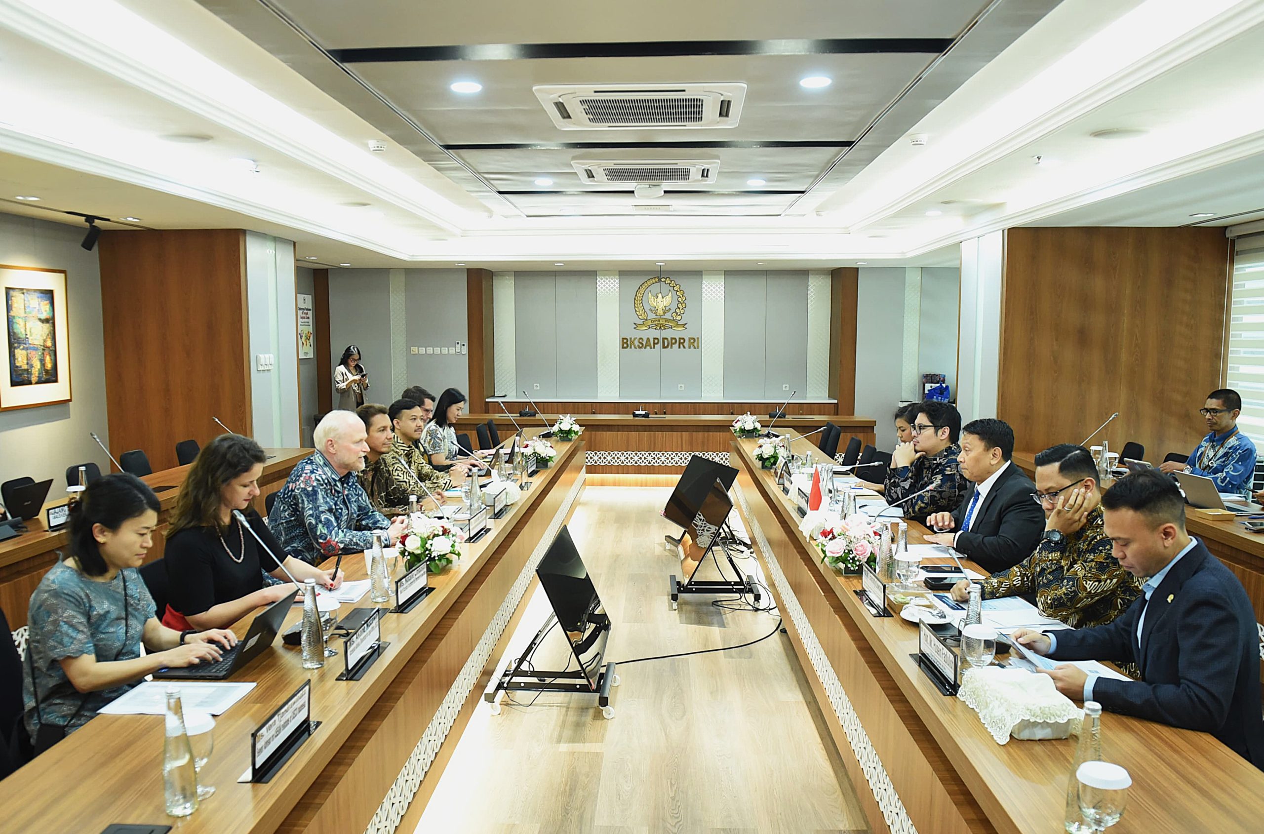 Ketua BKSAP DPR RI, Mardani Ali Sera saat menerima kunjungan kehormatan (courtesy call) dari Delegasi Organisasi untuk Kerja Sama dan Pembangunan Ekonomi (OECD) Asia Pasifik di Gedung Nusantara III, DPR RI, Lantai 6, Senin (5/5/2025). Foto : Jaka/Andri.