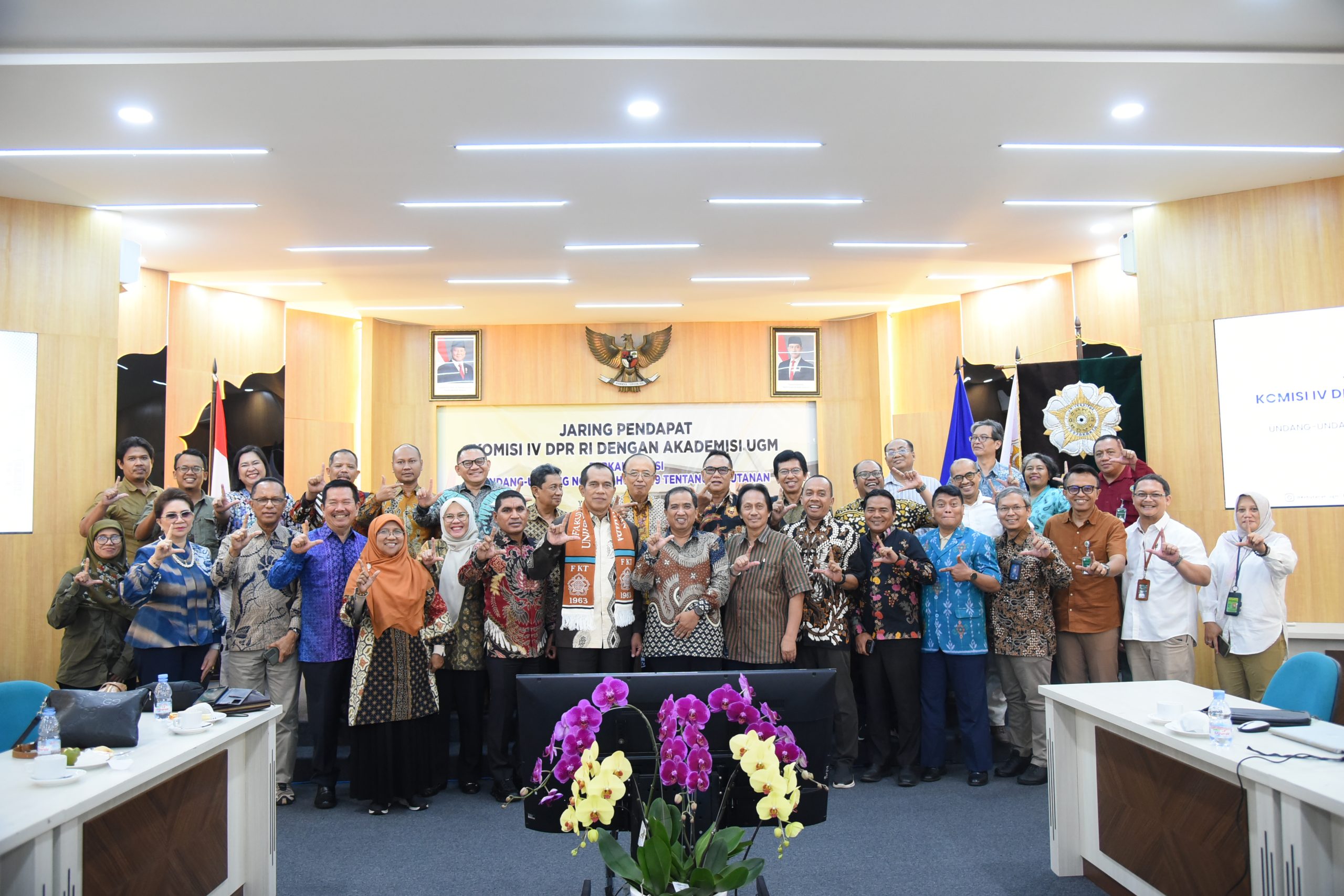 Wakil Ketua Komisi IV DPR RI, Abdul Kharis Almasyhari, bersama tim usai pertemuan akademisi Fakultas Kehutanan Universitas Gadjah Mada (UGM), Kamis (8/5/2025). Foto: Ica/vel.