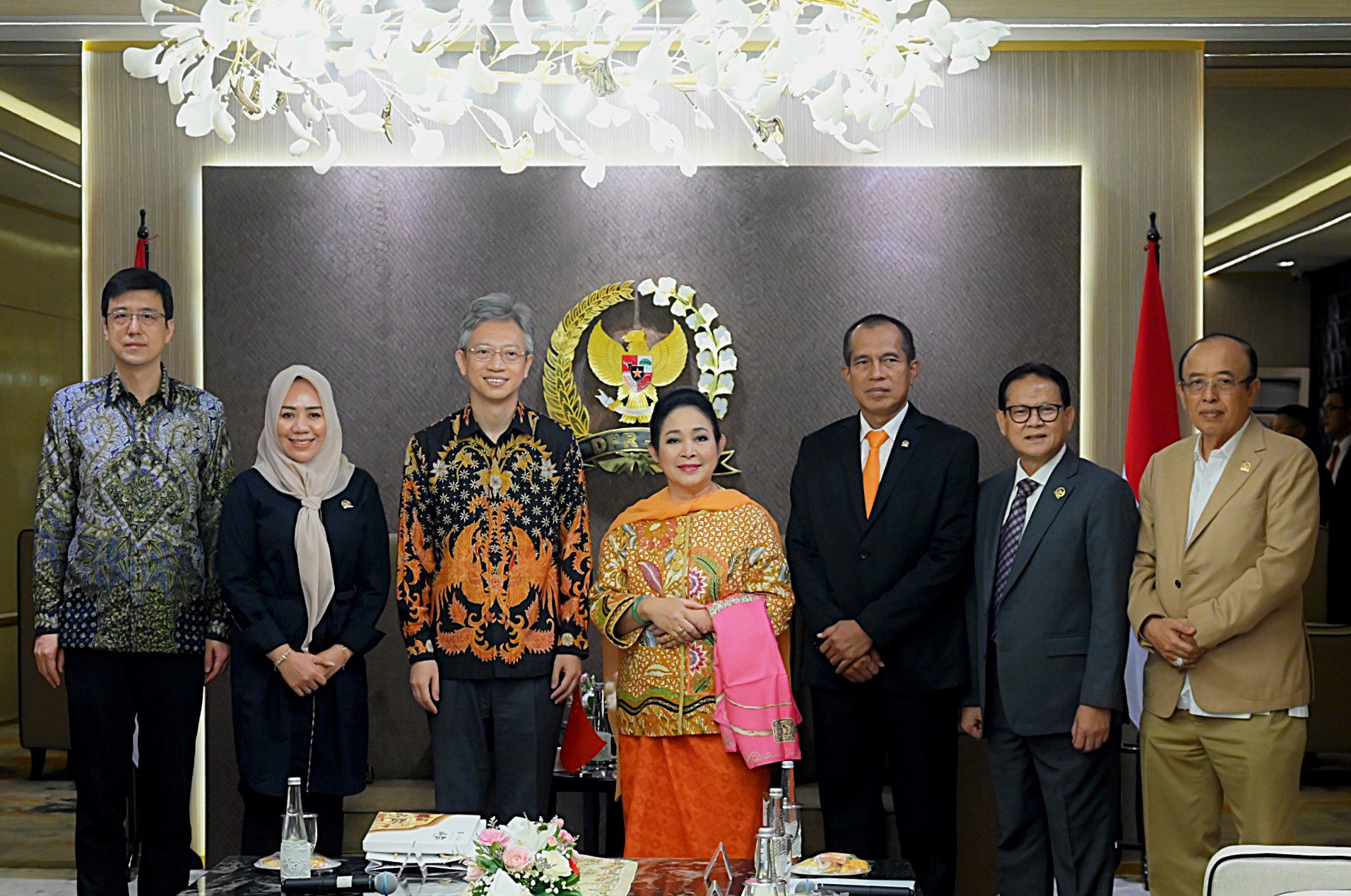 Ketua Komisi IV DPR RI, Siti Hediati Haryadi foto bersama usai menerima kunjungan kehormatan (courtesy call) Duta Besar China untuk Indonesia, Wang Lutong, di Gedung DPR RI, Senayan, Jakarta, Selasa (29/4/2025). Foto : Tari/Andri.