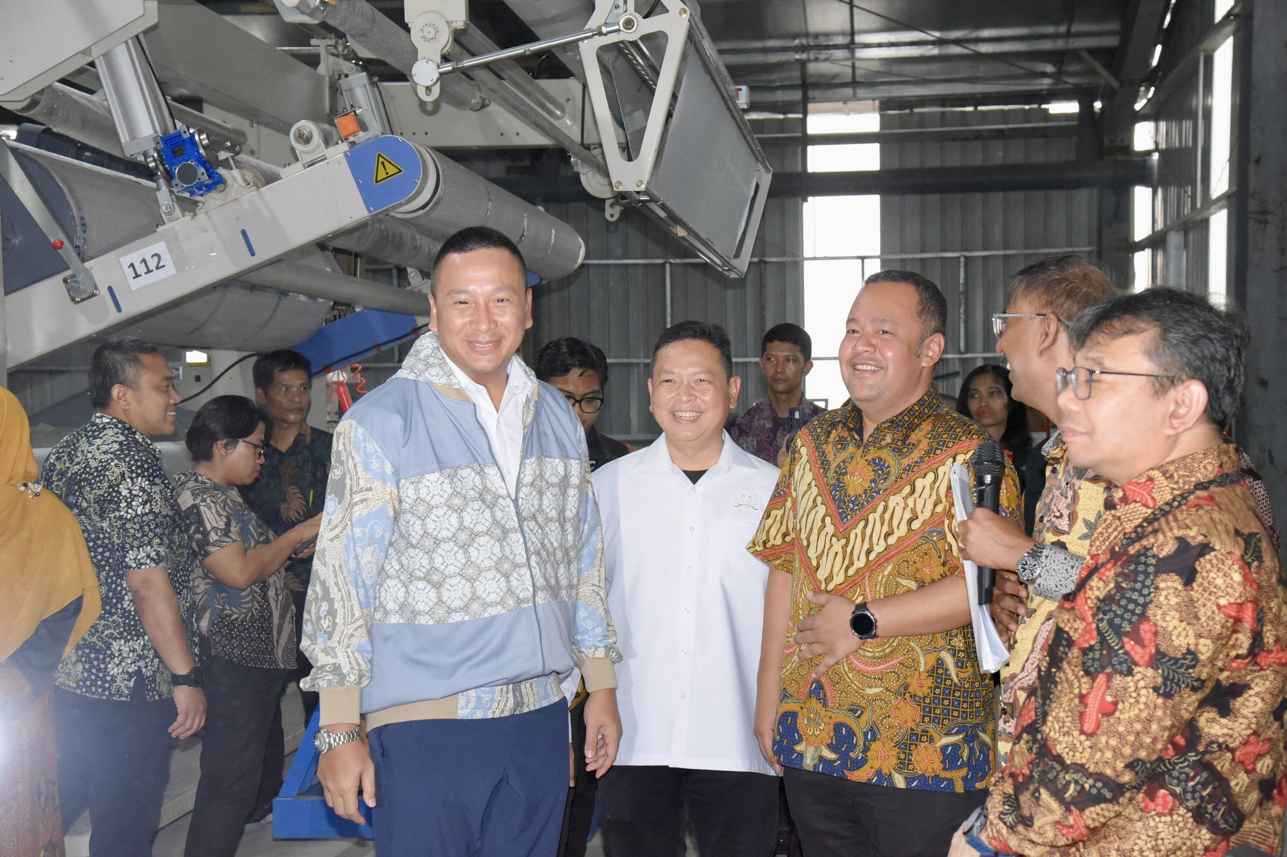 Wakil Ketua Komisi XI DPR RI Mohamad Hekal bersama tim saat kunjungan spesifik (kunspek) Komisi XI DPR RI ke PT Budi Agung Sentosa, di Kecamatan Rancaekek, Kabupaten Bandung, Jawa Barat, Jumat (16/5/2025). Foto: Eki/vel.