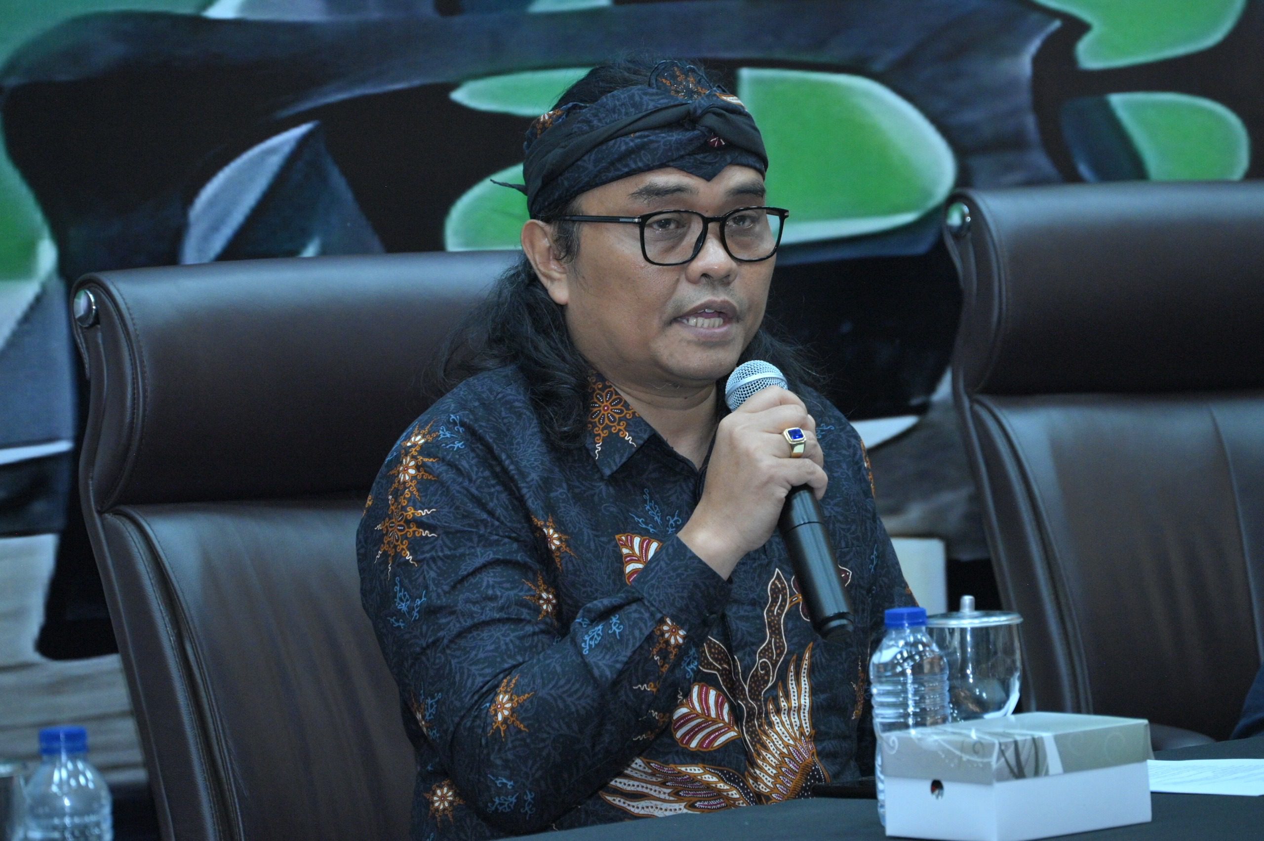 Anggota Komisi IX DPR RI Nurhadi dalam Forum Legislasi Koordinatoriat Wartawan Parlemen bekerja sama dengan Biro Pemberitaan DPR RI dengan tema: “DPR RI Sedang Membahas Pengesahan RUU PPRT, Titik Terang Bagi Pekerja Indonesia” yang diselenggarakan di Ruang PPIP, Gedung Nusantara I, DPR RI, Senayan, Jakarta, Selasa (6/5/2025). Foto : Farhan/Andri.