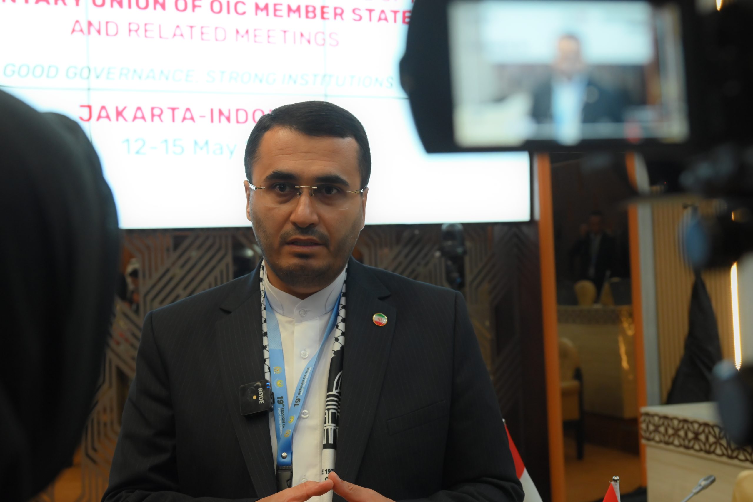 Delegasi Iran, Rouhollah Motefakker Azad dalam Pertemuan ke-13 Komite Tetap untuk Palestina yang digelar dalam rangkaian Konferensi ke-19 Persatuan Parlemen Negara-Negara Organisasi Kerja Sama Islam (OKI) atau Parliamentary Union of the OIC Member States (PUIC) yang digelar di Kompleks Parlemen, Senayan, Jakarta, pada 12-15 Mei 2025. Foto : Mentari/Andri.
