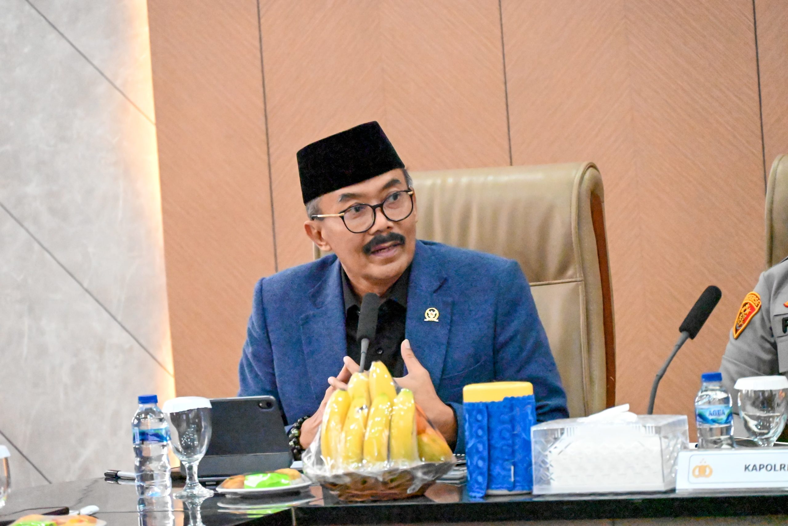 Wakil Ketua Mahkamah Kehormatan Dewan DPR RI Agung Widyantoro saat sosialisasi Tanda Nomor Kendaraan Bermotor (TNKB) di Karawang, Jawa Barat, Senin (28/04/2025). Foto: Nadya/vel.