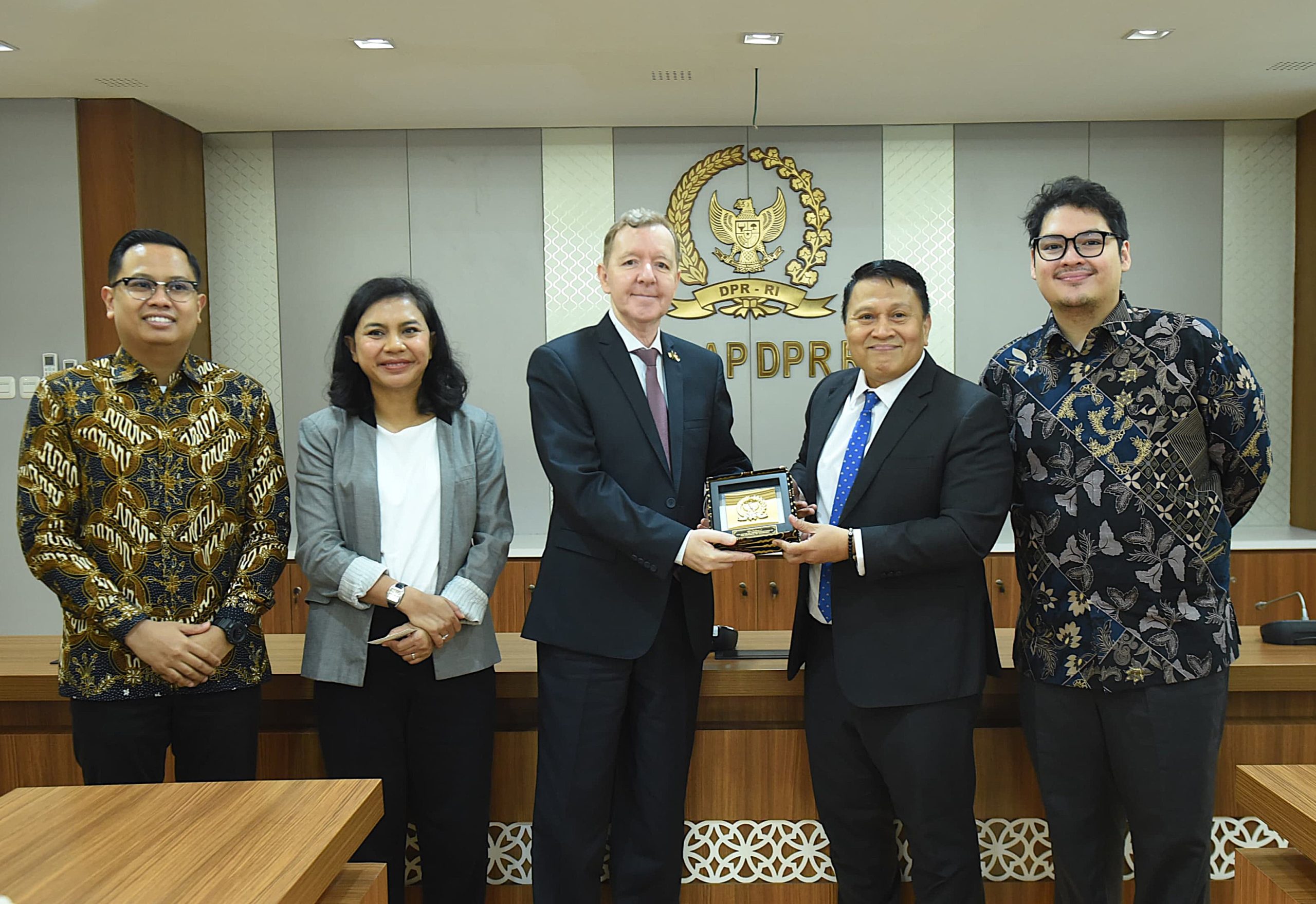 Ketua BKSAP (Badan Kerja Sama Antar Parlemen) Mardani Ali Sera bertukar cideramata usai pertemuan dengan Dubes Aljazair H.E Mr. Abdelouahab Osmane, di Gedung Nusantara III, Senayan, Jakarta, Senin (5/5/2025). Foto : Jaka/Andri.