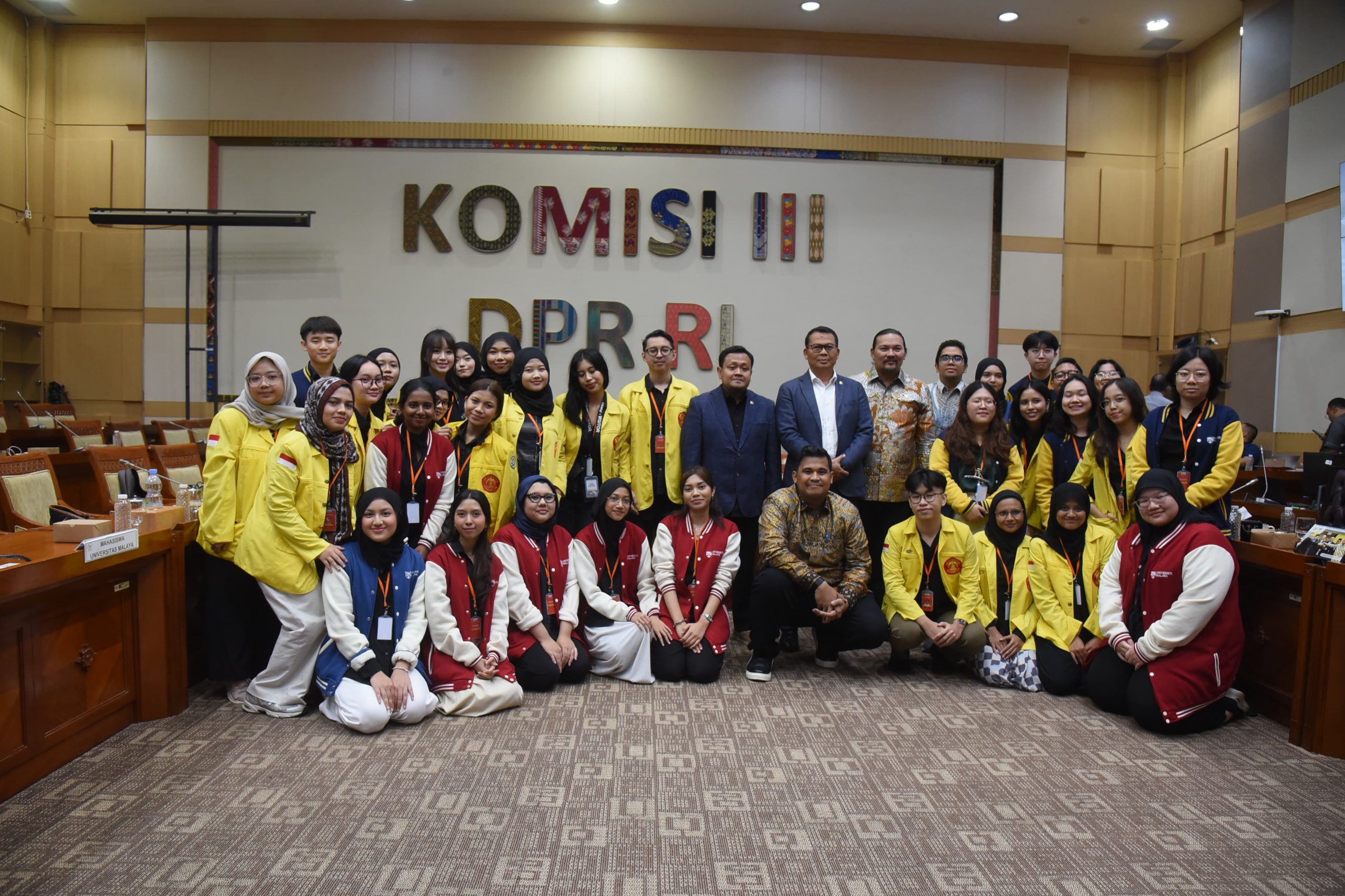 Anggota Komisi III DPR RI Bimantoro Wiyono dalam foto bersama usai menerima kunjungan tim pengajar Universitas Indonesia, mahasiswa Universitas Indonesia, dan mahasiswa Fakultas Hukum Universitas Malaya di Gedung Nusantara II, DPR RI, Senayan, Jakarta, Rabu (07/05/2025). Foto: Dep/vel.