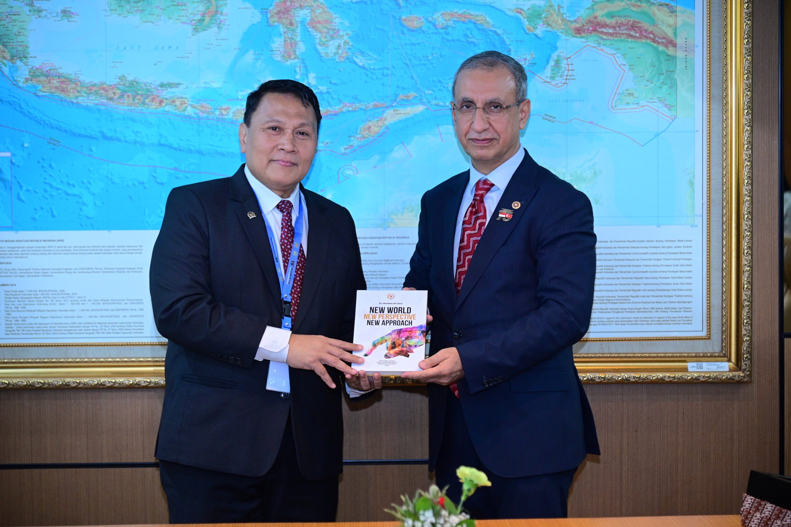 Ketua Badan Kerja Sama Antar-Parlemen (BKSAP) DPR RI Mardani Ali Sera saat bertukar cenderamata dalam Pertemuan Bilateral dengan Delegasi Parlemen Turki di Gedung Nusantara, DPR RI, Senayan, Jakarta, Selasa (13/5/2025). Foto: Farhan/vel.