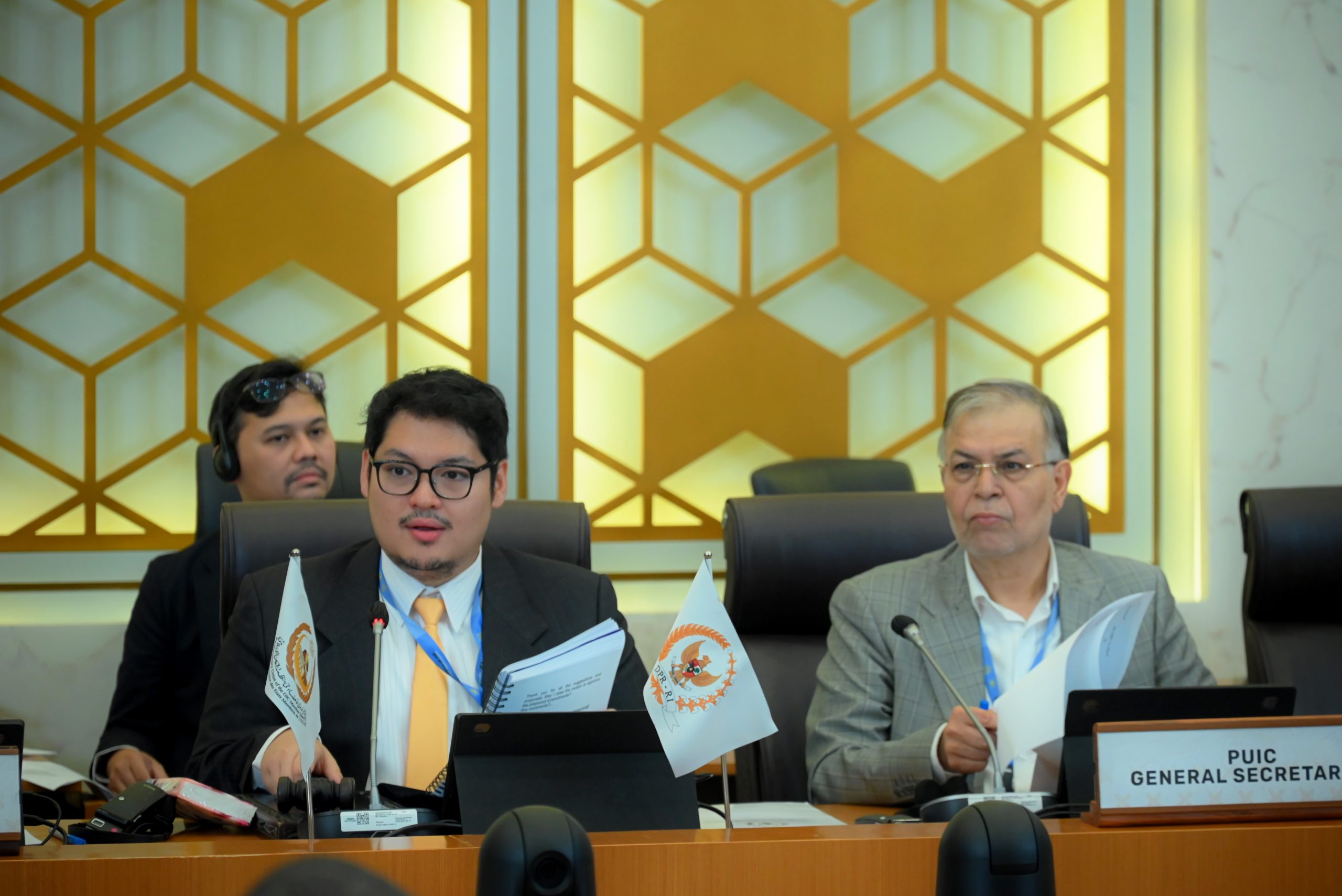 Wakil Ketua Badan Kerja Sama Antar-Parlemen (BKSAP) DPR RI, Ravindra Airlangga, dalam Komite Ekonomi dan Lingkungan Hidup (Committee on Economic Affairs and Environment) pada rangkaian Sidang ke-19 PUIC (Parliamentary Union of the OIC Member States) di Gedung Nusantara, DPR RI. Foto: Mentari/vel.