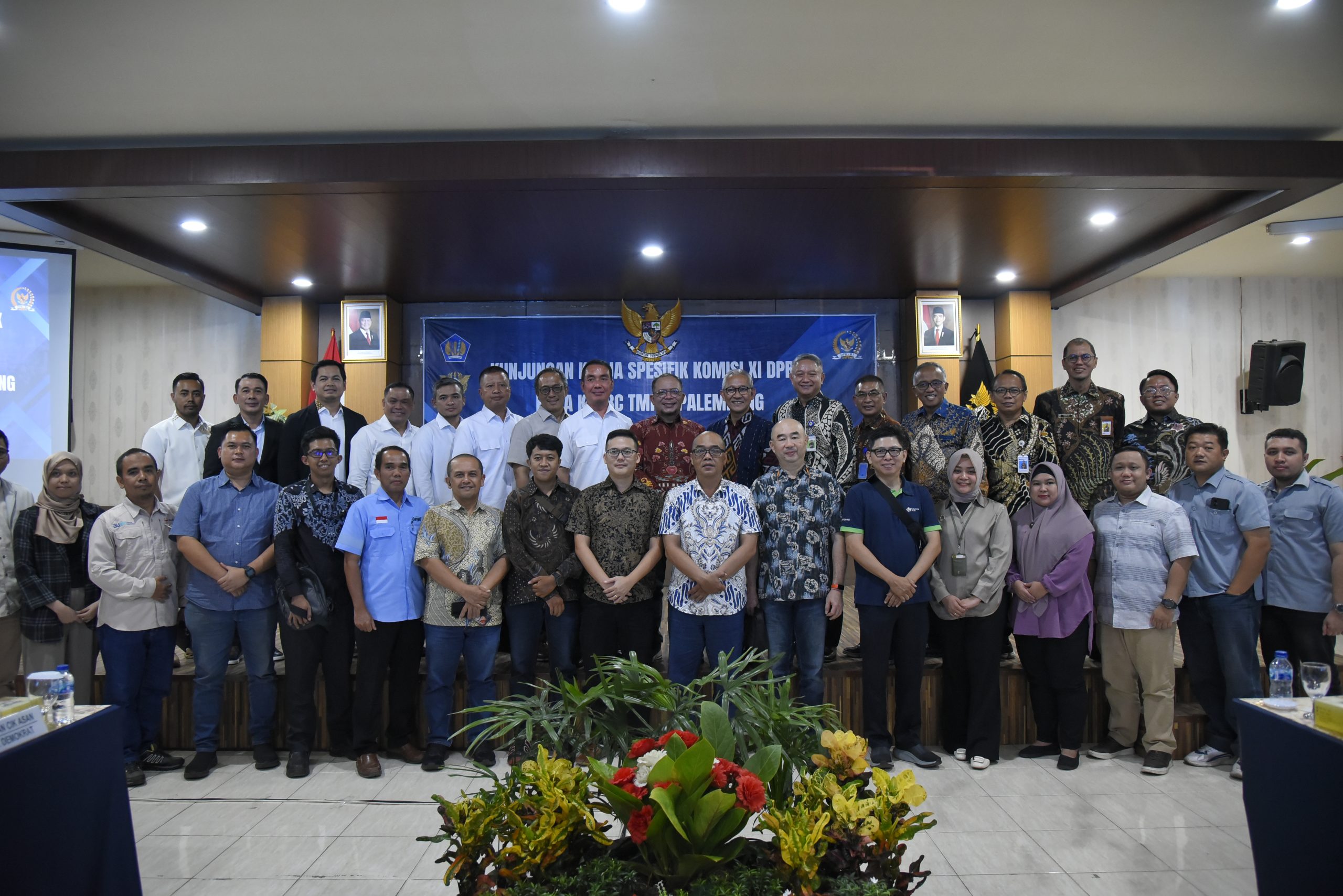 Wakil Ketua Komisi XI DPR RI Fauzi Amro bersama tim saat Kunjungan Kerja Spesifik Komisi XI DPR RI ke Kota Palembang, Provinsi Sumatera Selatan, Jumat (16/05/2025). Foto: Anju/vel.