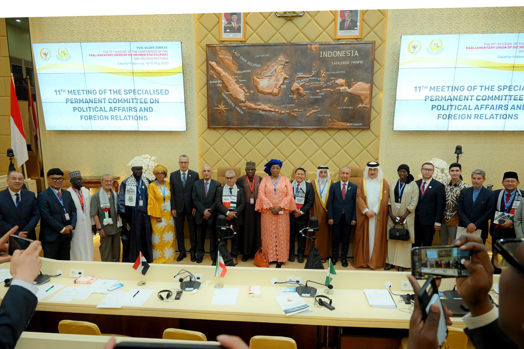 Ketua Badan Kerja Sama Antar-Parlemen DPR RI, Mardani Ali Sera, dalam foto bersama usai Pertemuan ke-11 Komite Tetap Urusan Politik dan Hubungan Luar Negeri dari Persatuan Parlemen Negara Anggota OKI (PUIC), Selasa (13/5/2025). Foto: Mentari/vel.