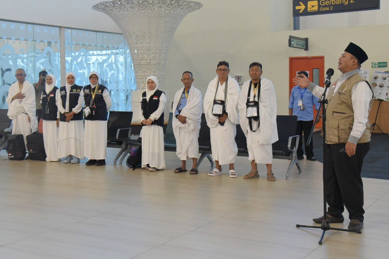 Wakil Ketua DPR RI, Cucun Ahmad Syamsurijal, saat melakukan pelepasan jemaah calon haji (calhaj) di Embarkasi Kertajati, Indramayu, Jawa Barat, pada Minggu (18/5/2025). Foto: Ubed/vel.