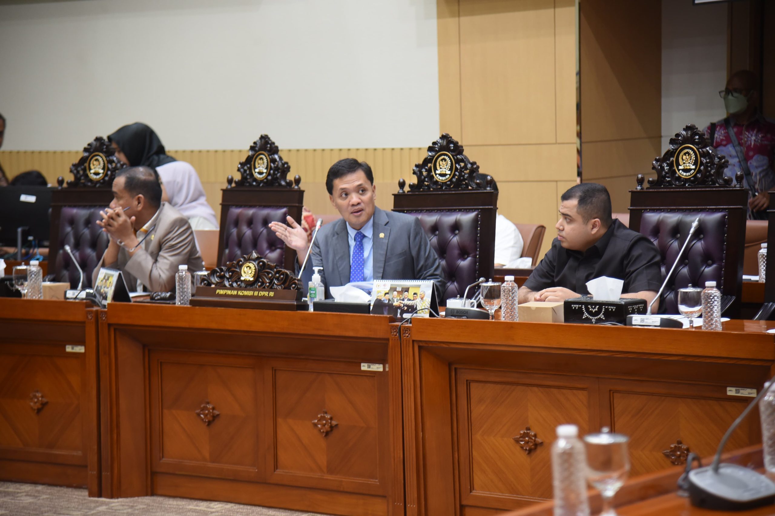 Ketua Komisi III DPR RI Habiburokhman dalam Rapat Dengar Pendapat Umum (RDPU) dengan APPA NTT, di Gedung Nusantara II, Senayan, Jakarta, Selasa (20/5/2025). Foto: Dep/vel.