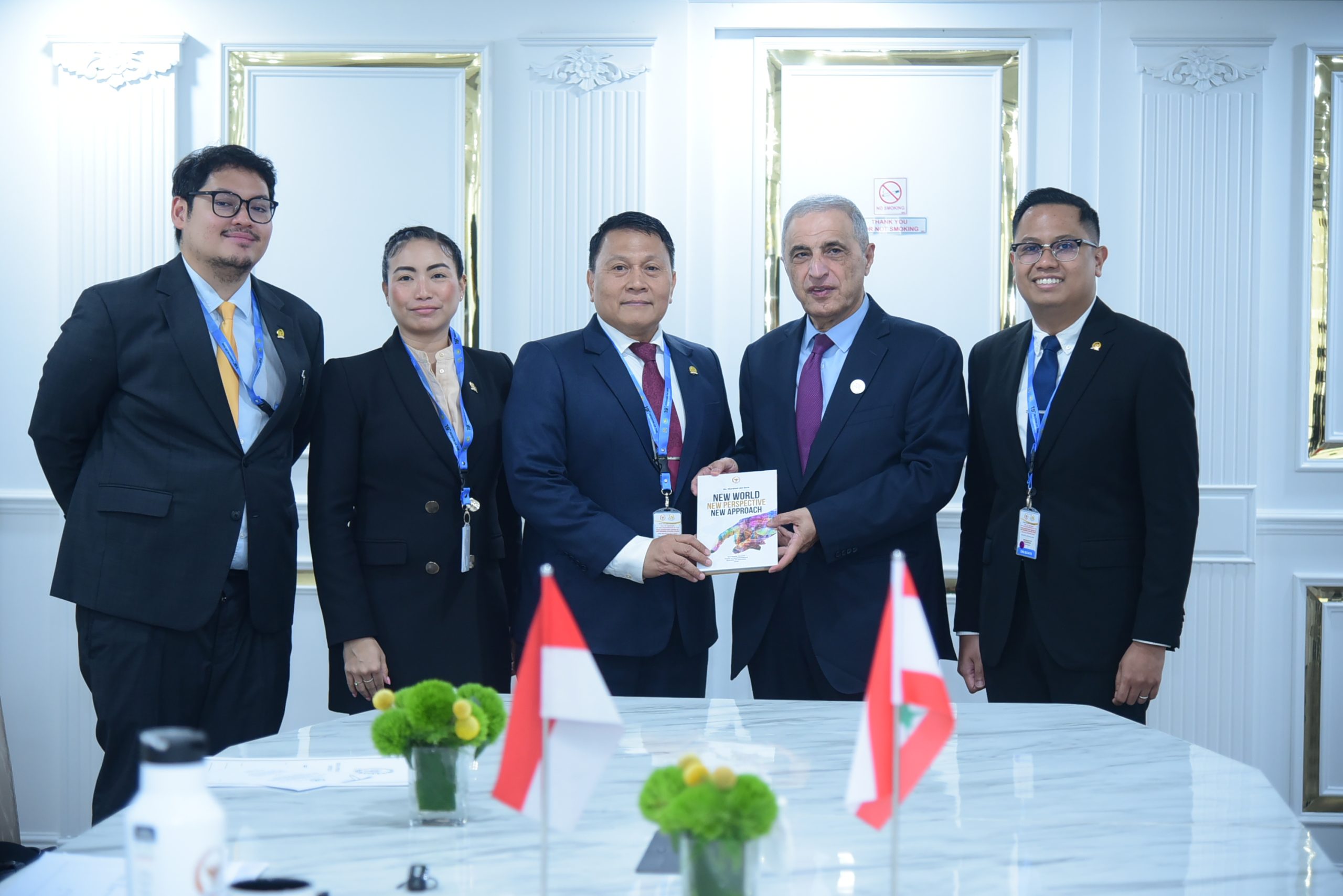 Ketua Badan Kerja Sama Antar-Parlemen (BKSAP) DPR RI, Mardani Ali Sera bertukar cinderamata usai pertemuan bilateral dengan Delegasi Parlemen Lebanon yang dipimpin oleh Hasyim, di sela-sela rangkaian Konferensi PUIC di Jakarta, Rabu (14/5/2025). Foto : Oji/Andri.