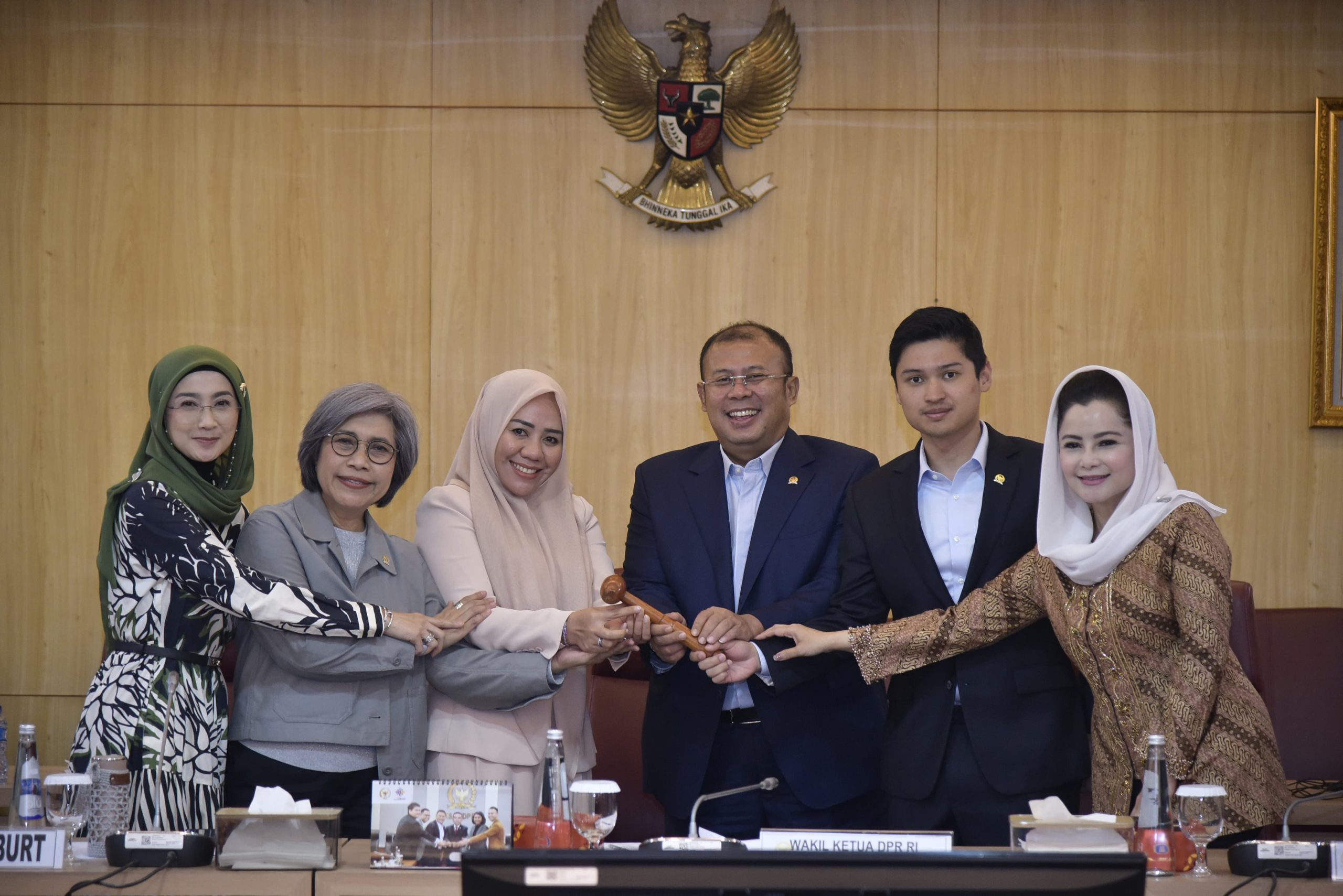 Wakil Ketua DPR RI Bidang Koordinator Kesejahteraan Rakyat (Korkesra) Cucun Ahmad Syamsurijal menetapkan Alien Mus sebagai Wakil Ketua BURT DPR RI menggantikan Ilham Pangestu di Gedung Nusantara II, Senayan, Jakarta, Senin (5/5/2025). Foto : Mu/Andri.