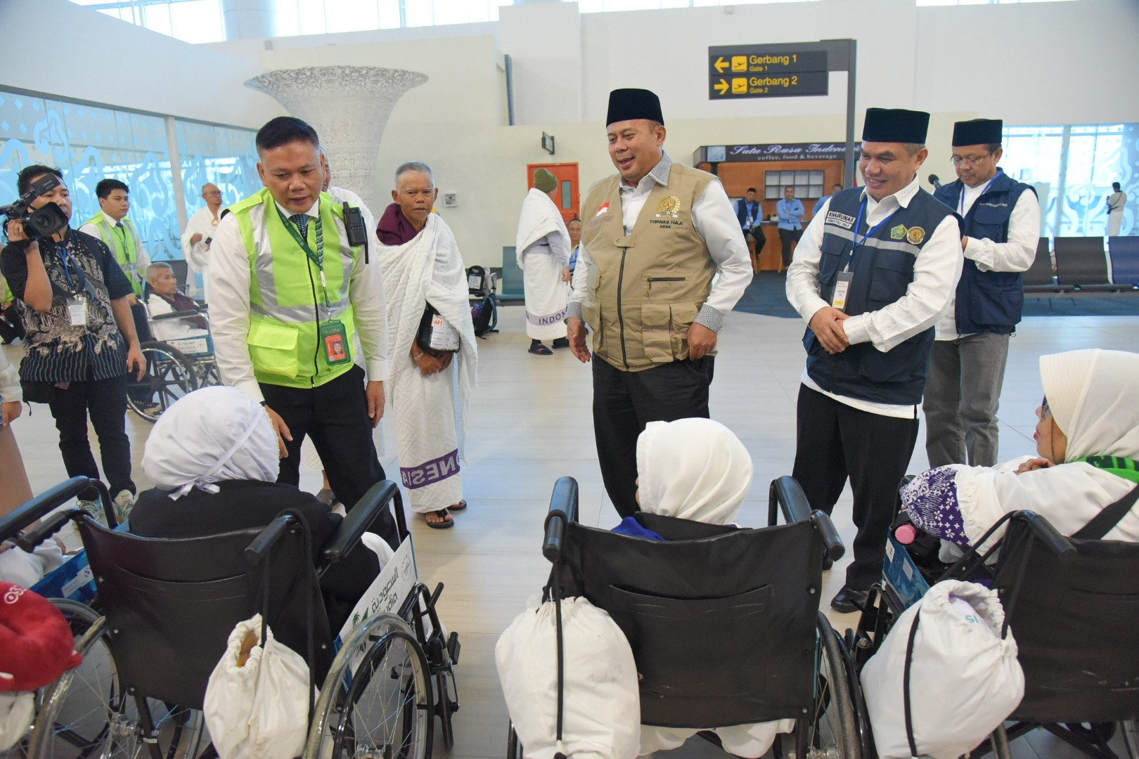 Wakil Ketua DPR RI, Cucun Ahmad Syamsurijal, saat melepas keberangkatan Jemaah Calon Haji Kloter 13 di Bandara Kertajati, Majalengka, Jawa Barat, pada Minggu (18/5/2025). Foto: Ubed/vel.
