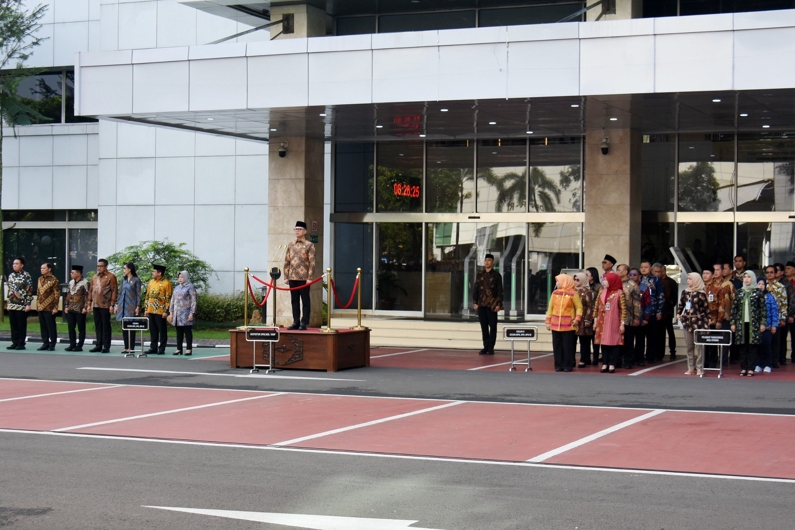 Deputi Bidang Administrasi Setjen DPR RI Sumariyandono saat mengikuti Upacara Memperingati Hari Kebangkitan Nasional ke-117 di Kompleks Parlemen, Gedung DPR RI, Senayan, Jakarta, Selasa (20/5/2025). Foto: Runi/vel.