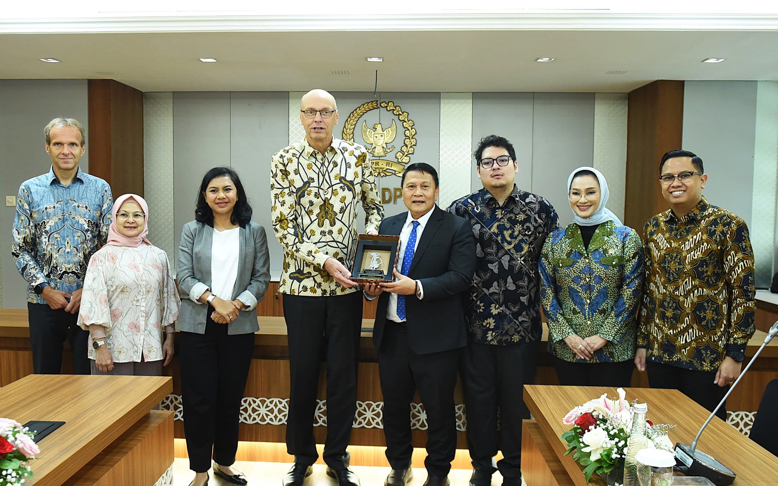 Ketua Badan Kerja Sama Antar Parlemen (BKSAP) DPR RI Mardani Ali Sera didampingi sejumlah pimpinan BKSAP dan Anggota GKSB (Grup Kerja Sama Bilateral) Indonesia-Ceko, bertukar cinderamata usai menerima kunjungan dari Duta Besar Ceko untuk RI, Jaroslav Dolecek di Gedung Nusantara III, Senayan, Jakarta, Senin (5/5/2025). Foto : Jaka/Andri.