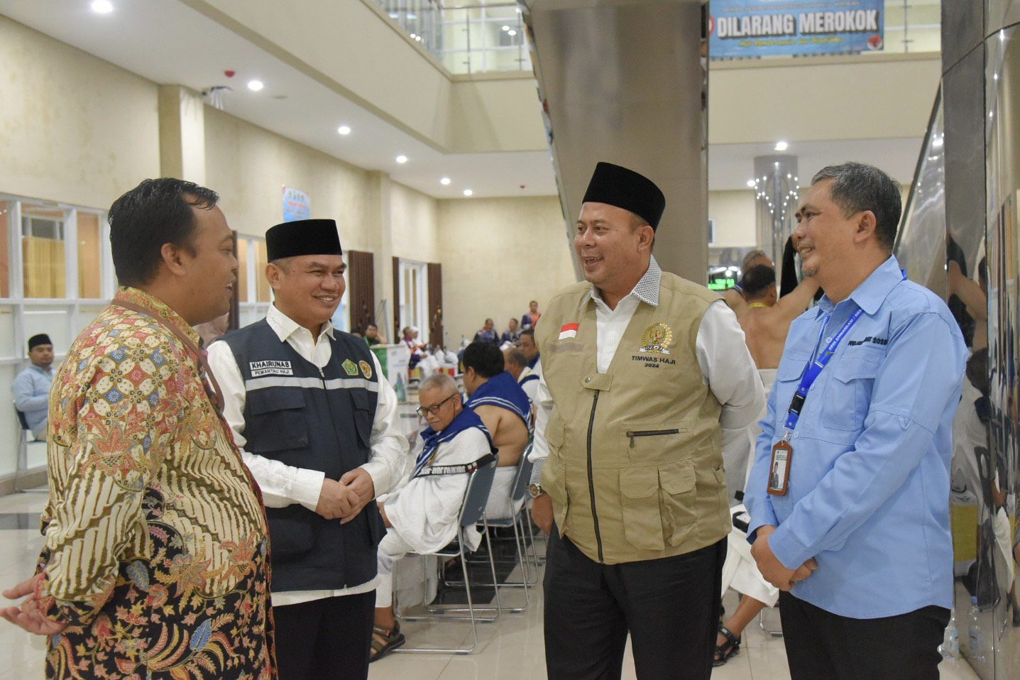 Wakil Ketua DPR RI, Cucun Ahmad Syamsurijal, saat meninjau kesiapan keberangkatan jemaah calon haji (Calhaj) dari Kloter 13 dan 14 di Embarkasi Kertajati, Indramayu, Jawa Barat, Minggu, (18/5/2025). Foto: Ubed/vel.