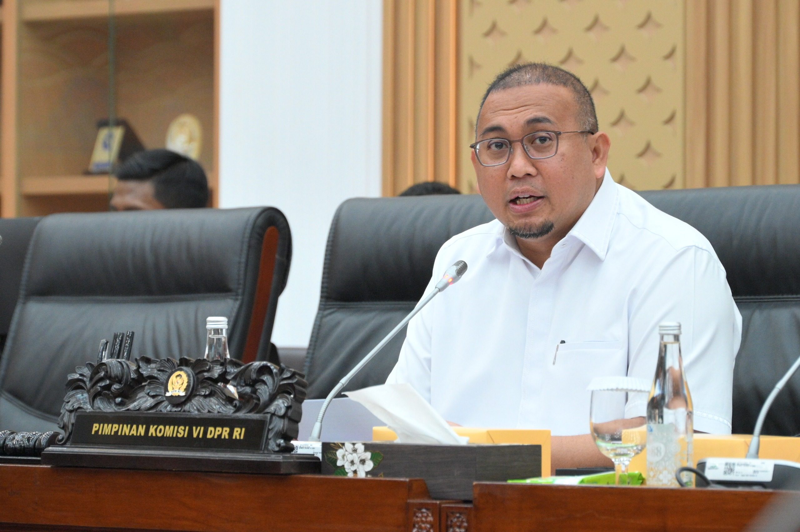 Wakil Ketua Komisi VI DPR RI Andre Rosiade saat memimpin Rapat Kerja Komisi VI DPR RI dengan Wakil Menteri BUMN Kartika Wirjoatmodjo dan Rapat Dengar Pendapat Komisi VI DPR RI dengan Plt Asisten Deputi Bidang Jasa Infrastruktur, Direktur Utama PT Brantas Abipraya (Persero), Direktur Utama PT Waskita Karya (Persero) Tbk, Direktur Utama PT Wijaya Karya (Persero) Tbk, dan Perwakilan Korban BUMN Istaka Karya di Gedung Nusantara I, Senayan, Jakarta, Selasa (6/5/2025). Foto : Farhan/Andri.
