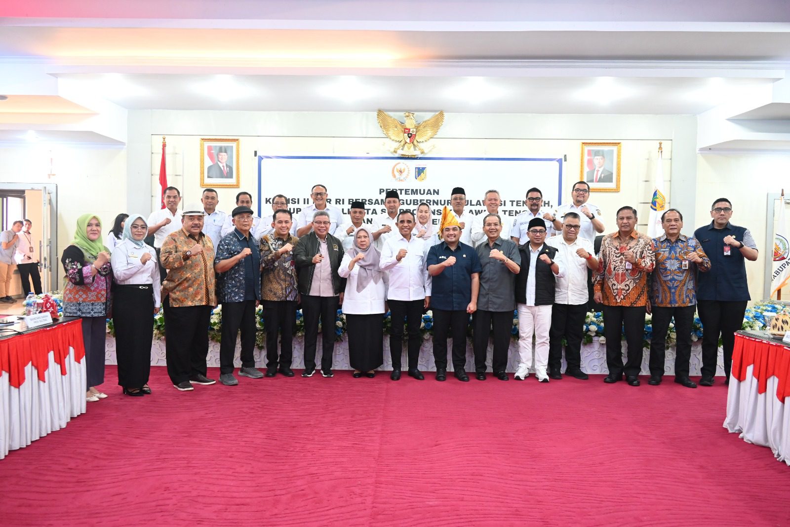Ketua Komisi II DPR RI M. Rifqinizamy Karsayuda bersama tim di sela-sela pertemuan kunjungan kerja spesifik ke Palu, Provinsi Sulawesi Tengah, Rabu (7/5/2025). Foto: Hira/vel.