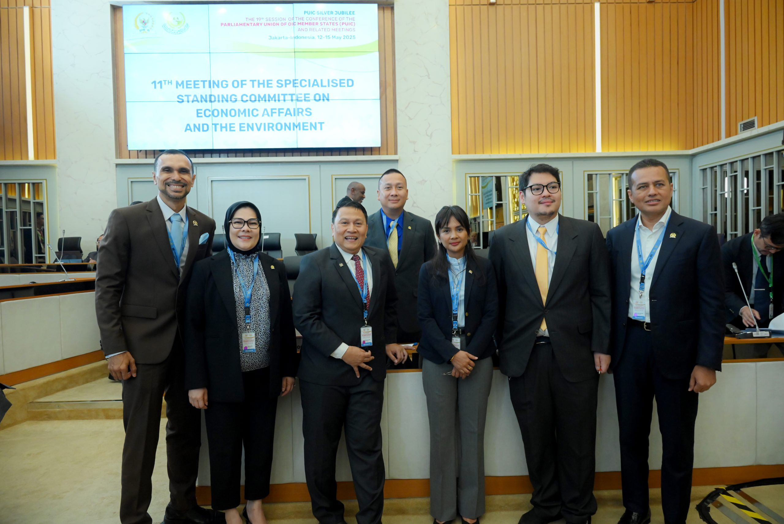 Anggota BKSAP DPR RI, Fathi (kiri), dalam foto bersama usai 11th Meeting of the Specialised Standing Committee on Economic Affairs and the Environment, yang merupakan bagian dari rangkaian Konferensi ke-19 Parliamentary Union of the OIC Member States (PUIC), di Ruang Komisi IV DPR RI, Senayan, Jakarta, Selasa (13/5/2025). Foto: Mentari/vel.