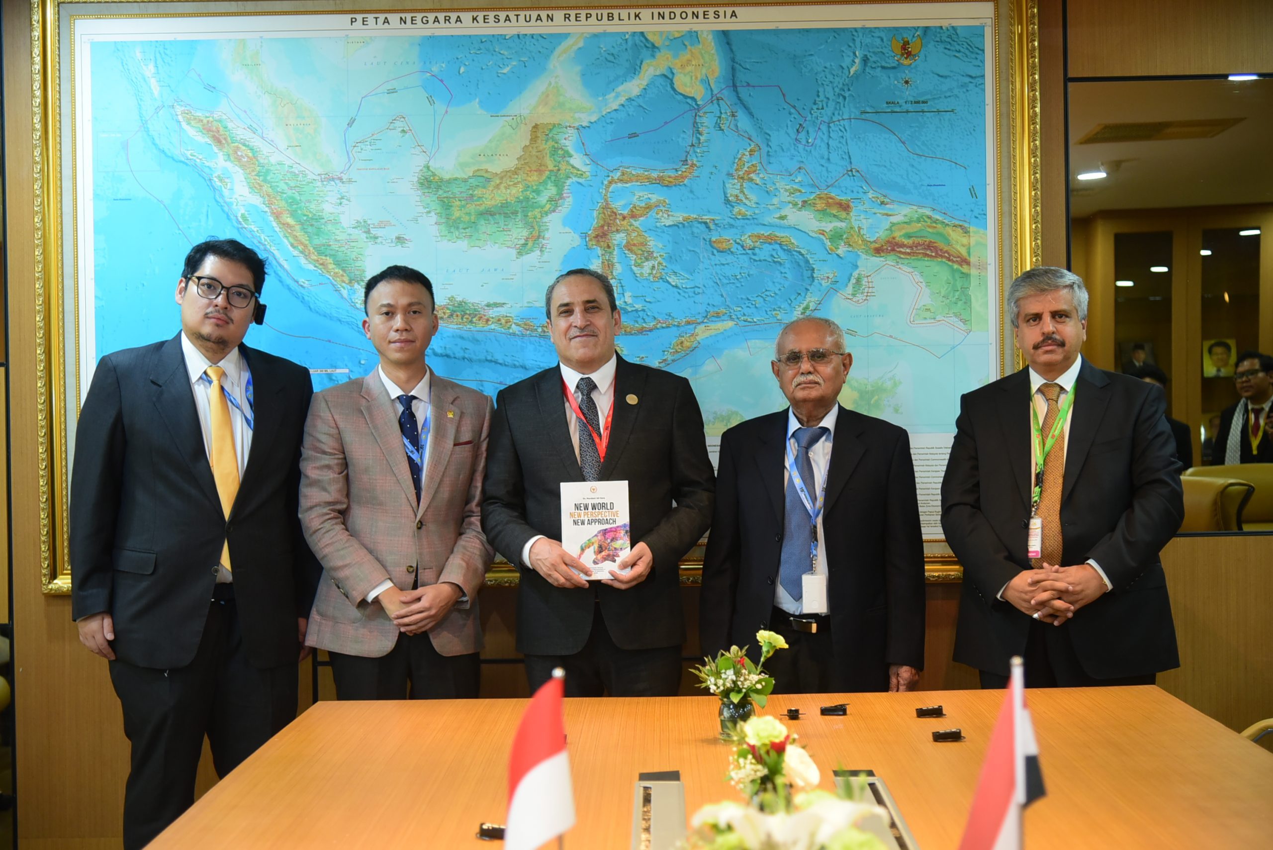 Wakil Ketua Badan Kerja Sama Antar-Parlemen (BKSAP) DPR RI, Ravindra Airlangga, dalam foto bersama usai pertemuan bilateral dengan delegasi Parlemen Yaman dalam rangkaian Konferensi PUIC ke-19 di Gedung Nusantara, Senayan, Jakarta, Selasa (13/5/2025). Foto: Oji/vel.