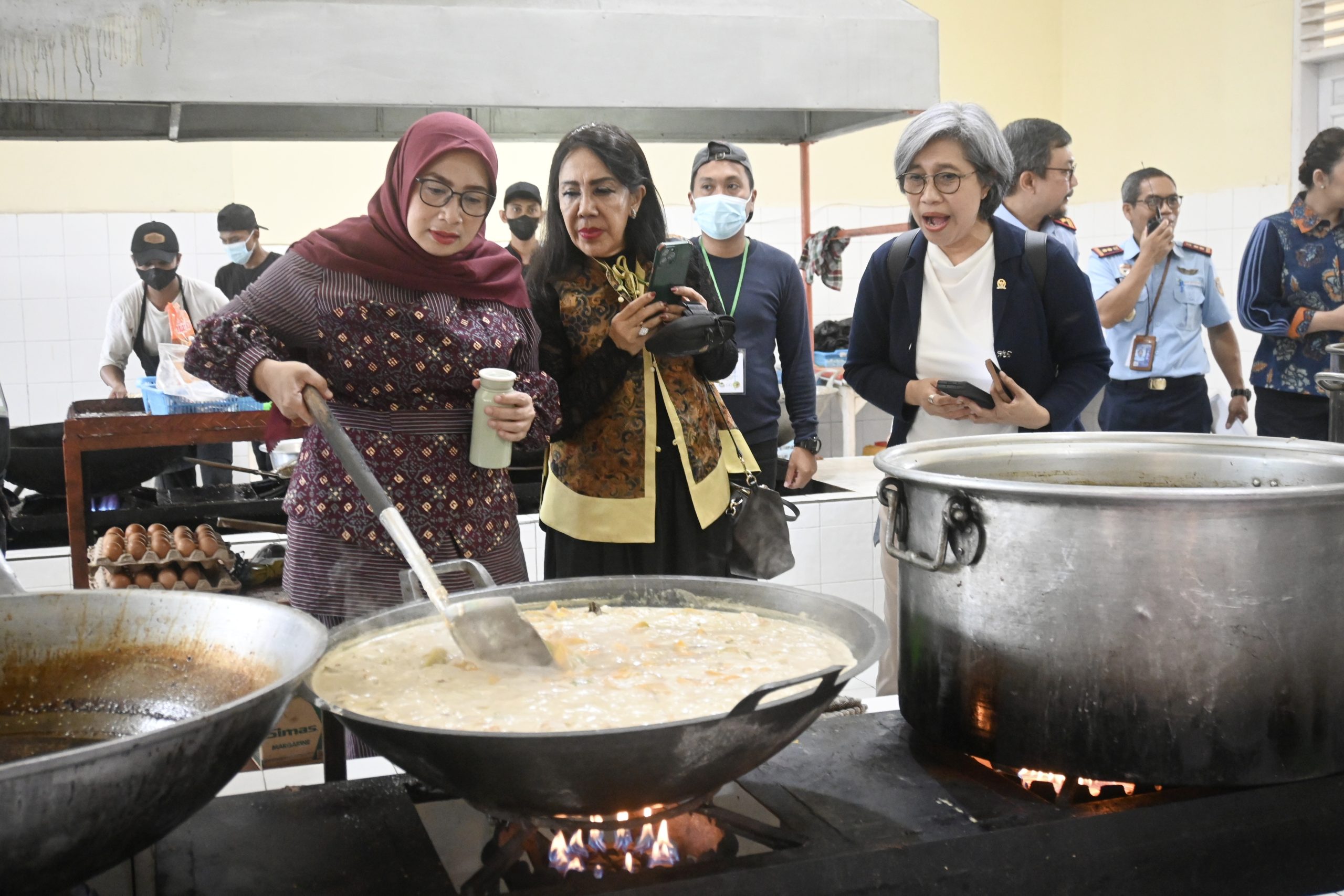 Wakil Ketua Komisi IX DPR RI, Nihayatul Wafiroh bersama tim saat melihat langsung proses pengolahan makanan di dapur umum embarkasi Makassar dalam rangka pengawasan pelaksanaan layanan kesehatan bagi calon jamaah haji di Makassar, Sulawesi Selatan, Kamis (8/5/2025). Foto: Prima/vel.