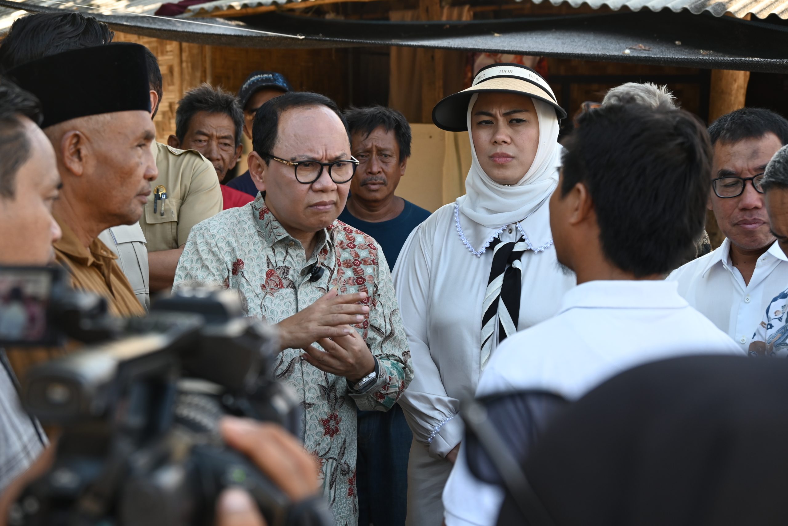 Wakil Ketua Badan Aspirasi Masyarakat (BAM) DPR RI Taufiq R. Abdullah, bersama tim, saat serap aspirasi dengan warga yang terdampak pembangunan Kawasan Ekonomi Khusus (KEK) Mandalika, di Lombok, Senin (5/5/2025). Foto: Hanum/vel.