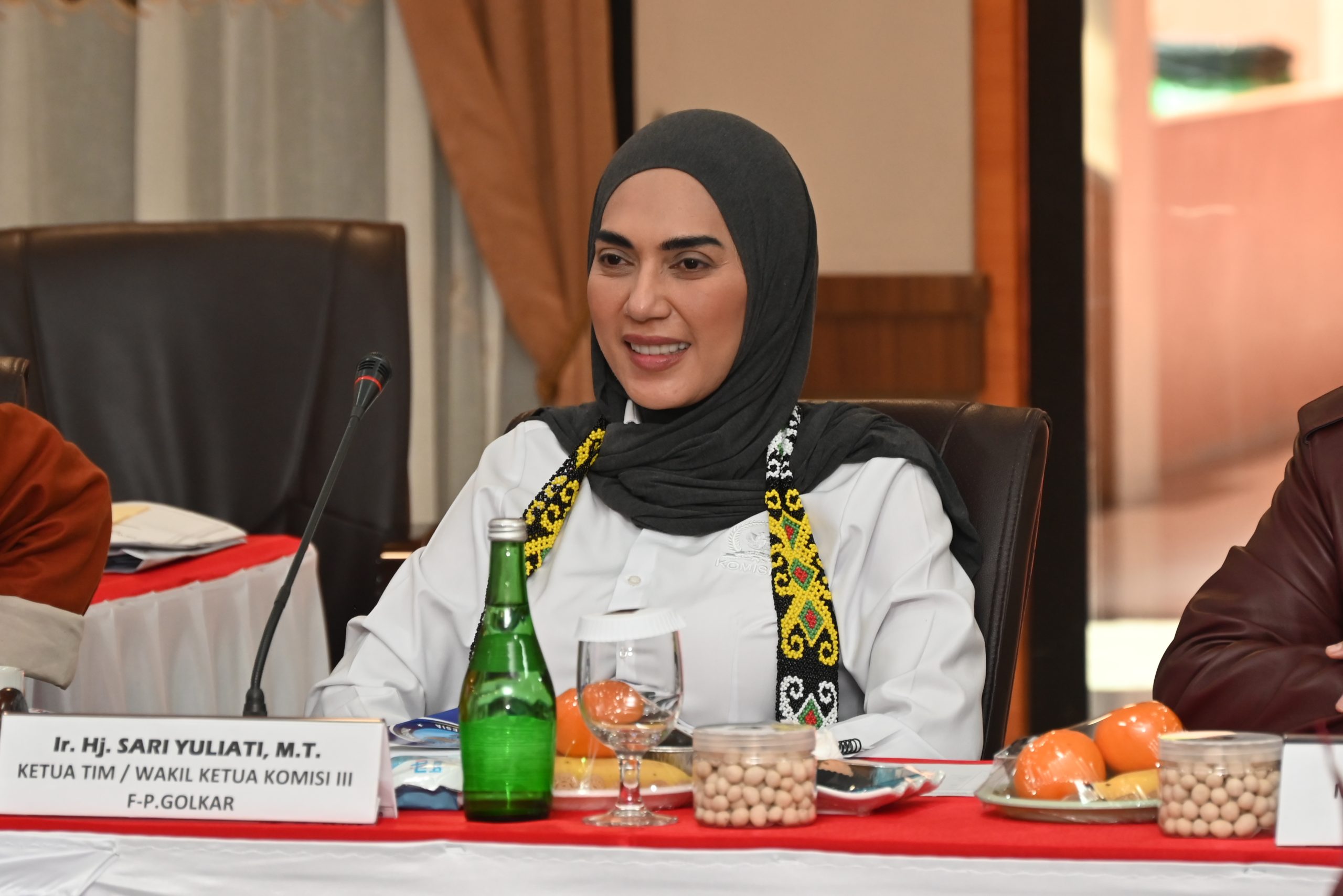 Wakil Ketua Komisi III DPR RI Sari Yuliati saat pertemuan dengan Kepala Kepolisian Daerah Kalimantan Timur dan pemangku kepentingan terkait lainnya di Kantor Kepolisian Daerah Kalimantan Timur, Balikpapan, Kamis (8/5/2025). Foto: Kiki/vel.