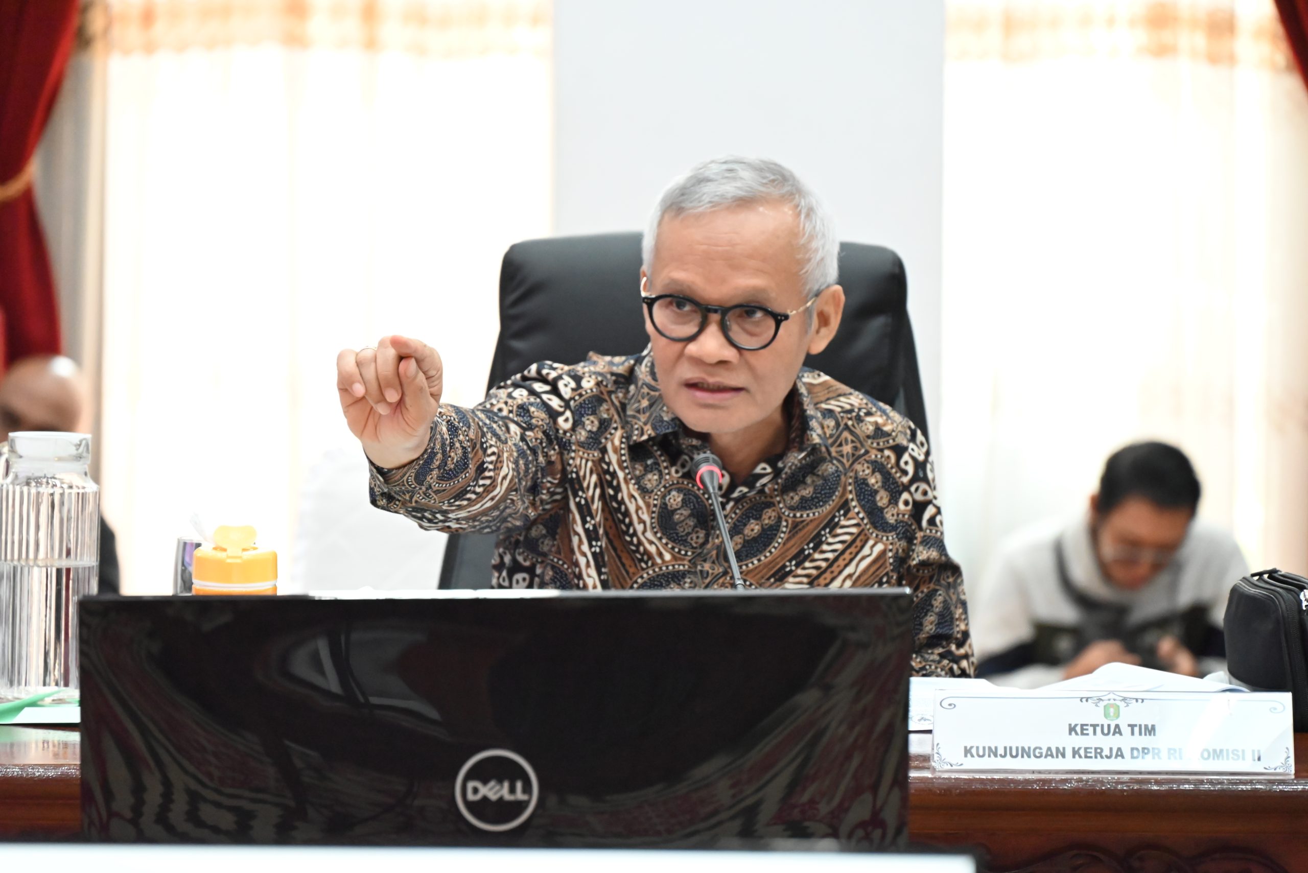 Wakil Ketua Komisi II DPR RI Aria Bima saat memimpin pertemuan Kunjungan Kerja Spesifik di Balai Petitih Kantor Gubernur Kalbar, Pontianak, Rabu (7/5/2025). Foto: Puntho/vel.
