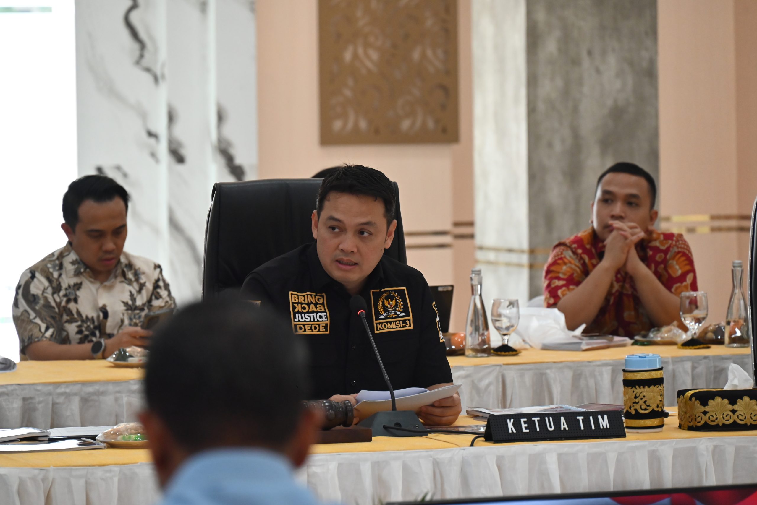 Wakil Ketua Komisi III DPR RI, Dede Indra Permana Soediro, saat memimpin rapat kerja bersama Kapolda Jawa Tengah, Kepala Kejaksaan Tinggi, dan Kepala BNN Provinsi Jawa Tengah di Semarang, Kamis (08/05/2025). Foto: Singgih/vel.