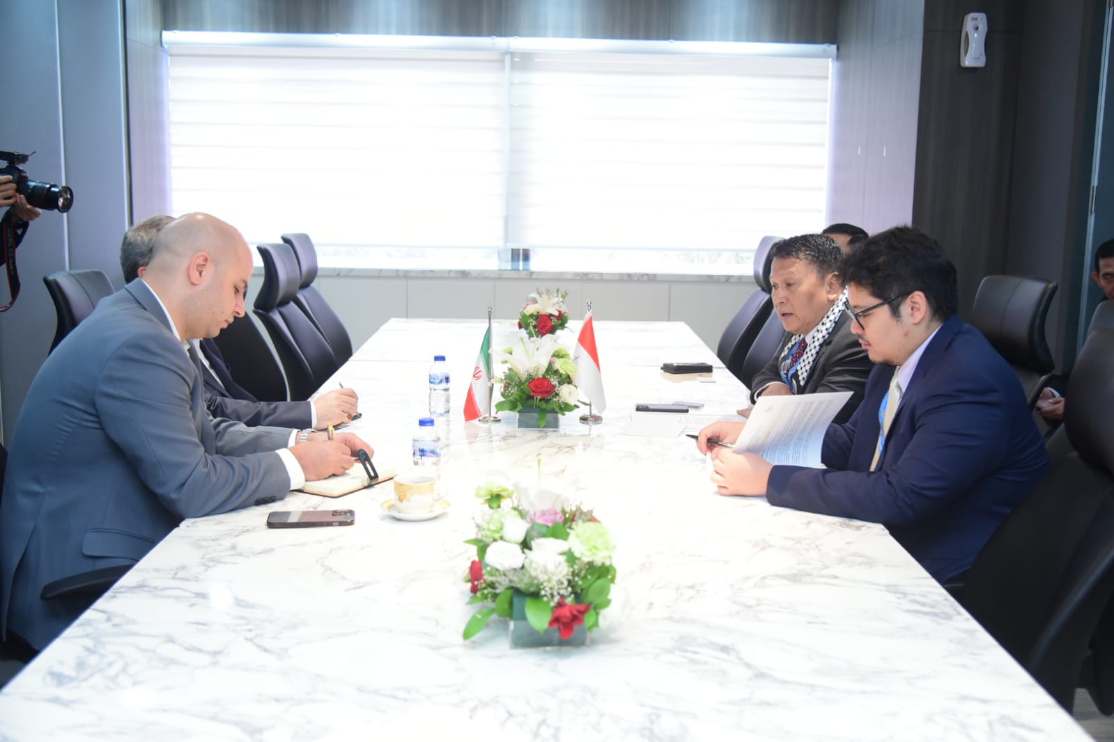 Badan Kerja Sama Antar-Parlemen (BKSAP) DPR RI saat melakukan pertemuan bilateral dengan delegasi Iran di sela-sela Konferensi ke-19 Parliamentary Union of the OIC Member States (PUIC), Jakarta, pada Kamis (15/5/2025). Foto: Oji/vel.