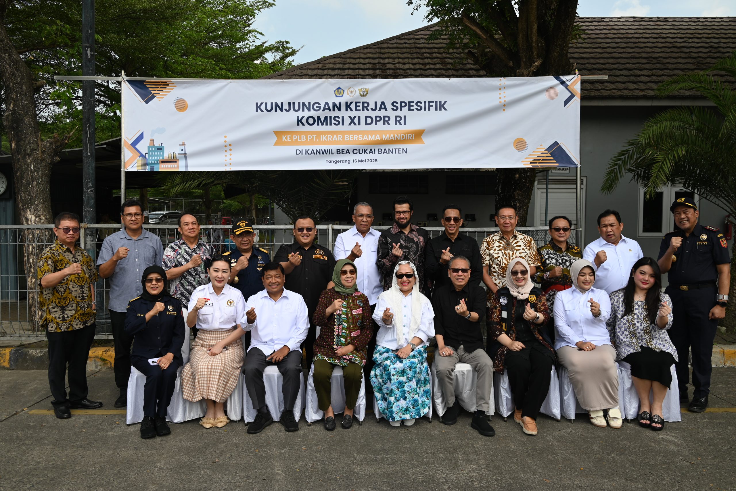 Anggota Komisi XI DPR RI, Andreas Eddy Susetyo, dalam foto bersama saat Kunjungan Kerja Spesifik Komisi XI DPR RI ke Kabupaten Tangerang, Provinsi Banten. Foto: Nadhen/vel.