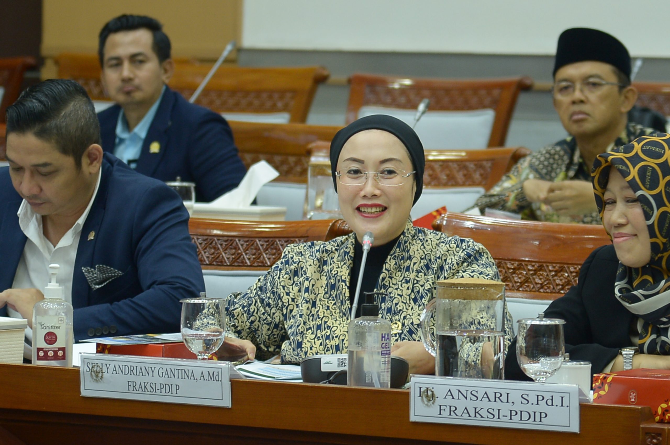 Anggota Komisi VIII DPR RI, Selly Andriany Gantina, saat mengikuti Rapat Dengar Pendapat (RDP) dengan Dirjen Penyelenggaraan Haji dan Umrah Kementerian Agama RI di Nusantara II, Senayan, Jakarta, Senin (19/5/2025). Foto: Runi/vel.