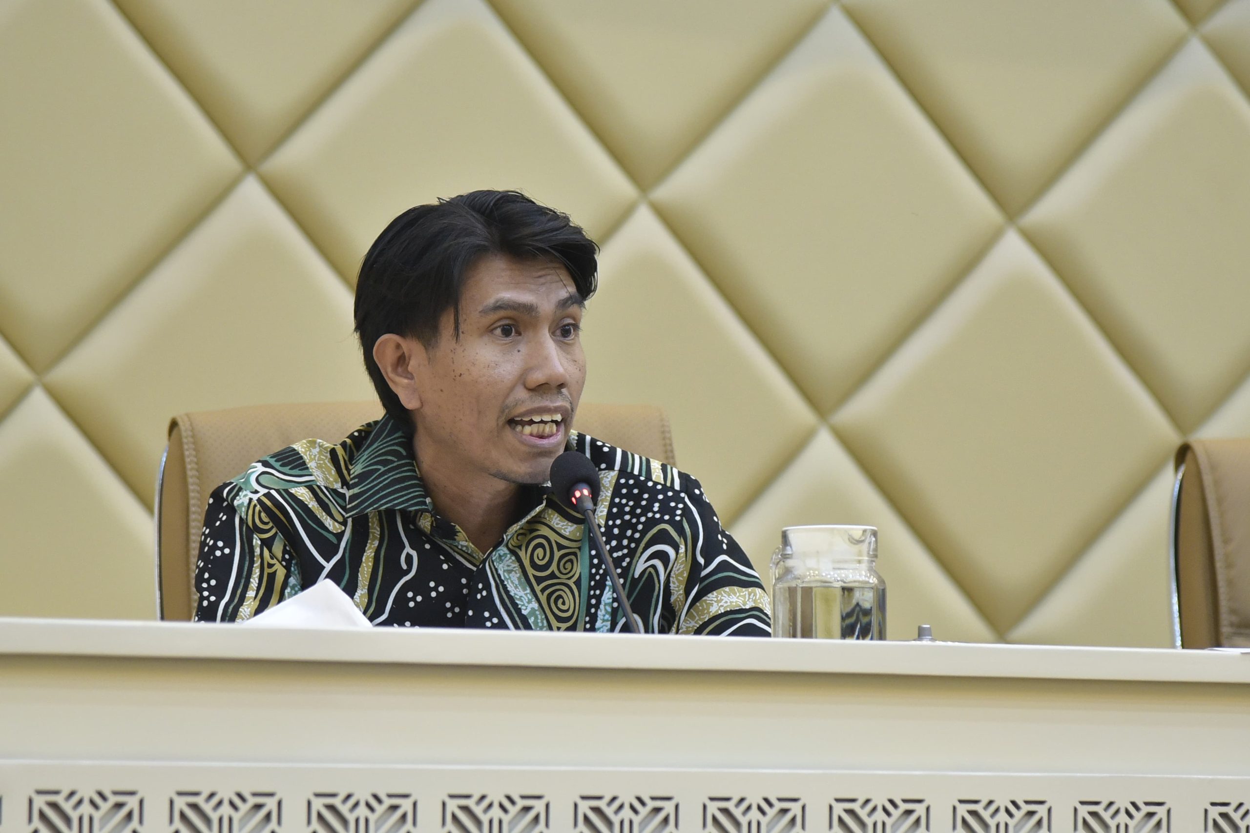 Wakil Ketua Komisi II DPR RI, Bahtra Banong, dalam rapat kerja dan rapat dengar pendapat Komisi II DPR RI bersama Wakil Menteri Dalam Negeri dan para kepala daerah dari seluruh Indonesia, di Ruang Rapat Komisi II DPR RI, Senayan, Jakarta, Selasa (29/4/2025). Foto: Munchen/vel.