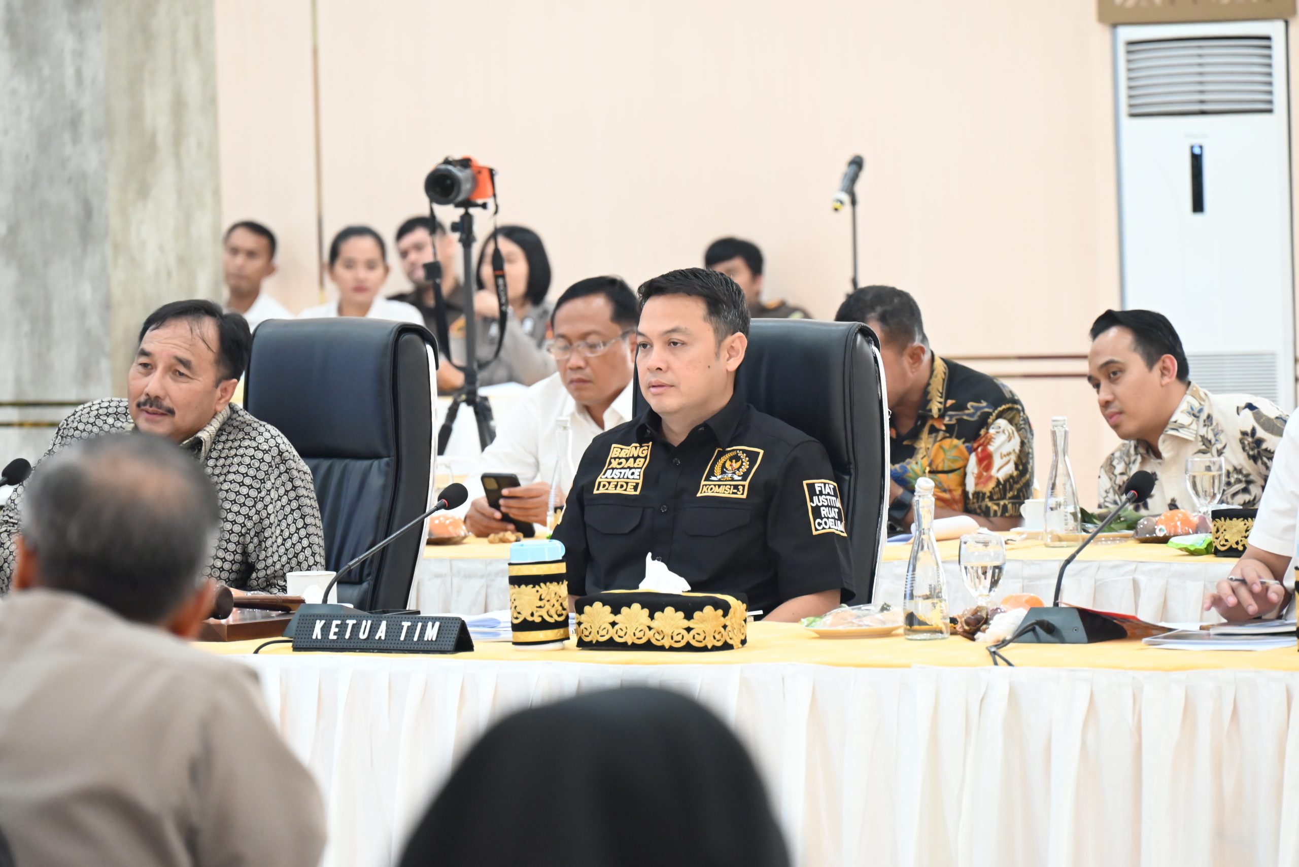 Wakil Ketua Komisi III DPR RI, Dede Indra Permana Soediro, saat memimpin rapat kerja Komisi III bersama Kapolda Jateng di Semarang, Kamis (08/05/2025). Foto: Singgih/vel.