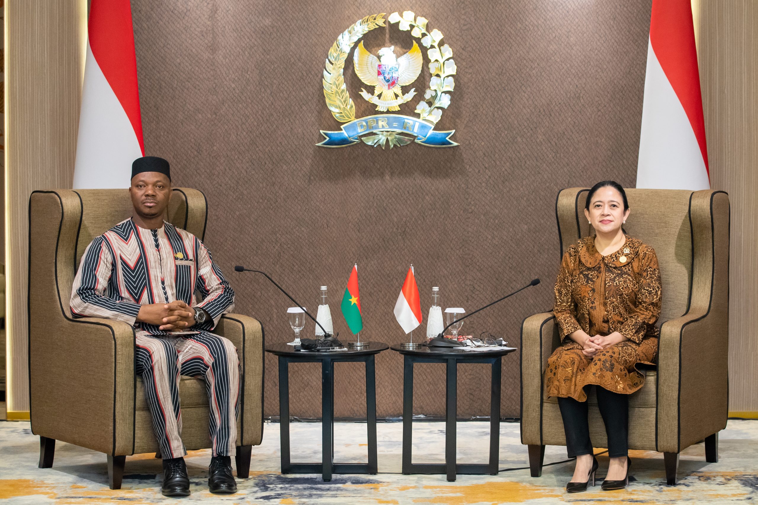 Ketua DPR RI Puan Maharani saat melakukan pertemuan bilateral dengan Ketua Parlemen Burkina Faso, Ousmane Bougouma di Ruang Delegasi DPR RI, Kompleks Parlemen, Senayan, Jakarta, Kamis (15/5/2025). Foto: Ist/vel.