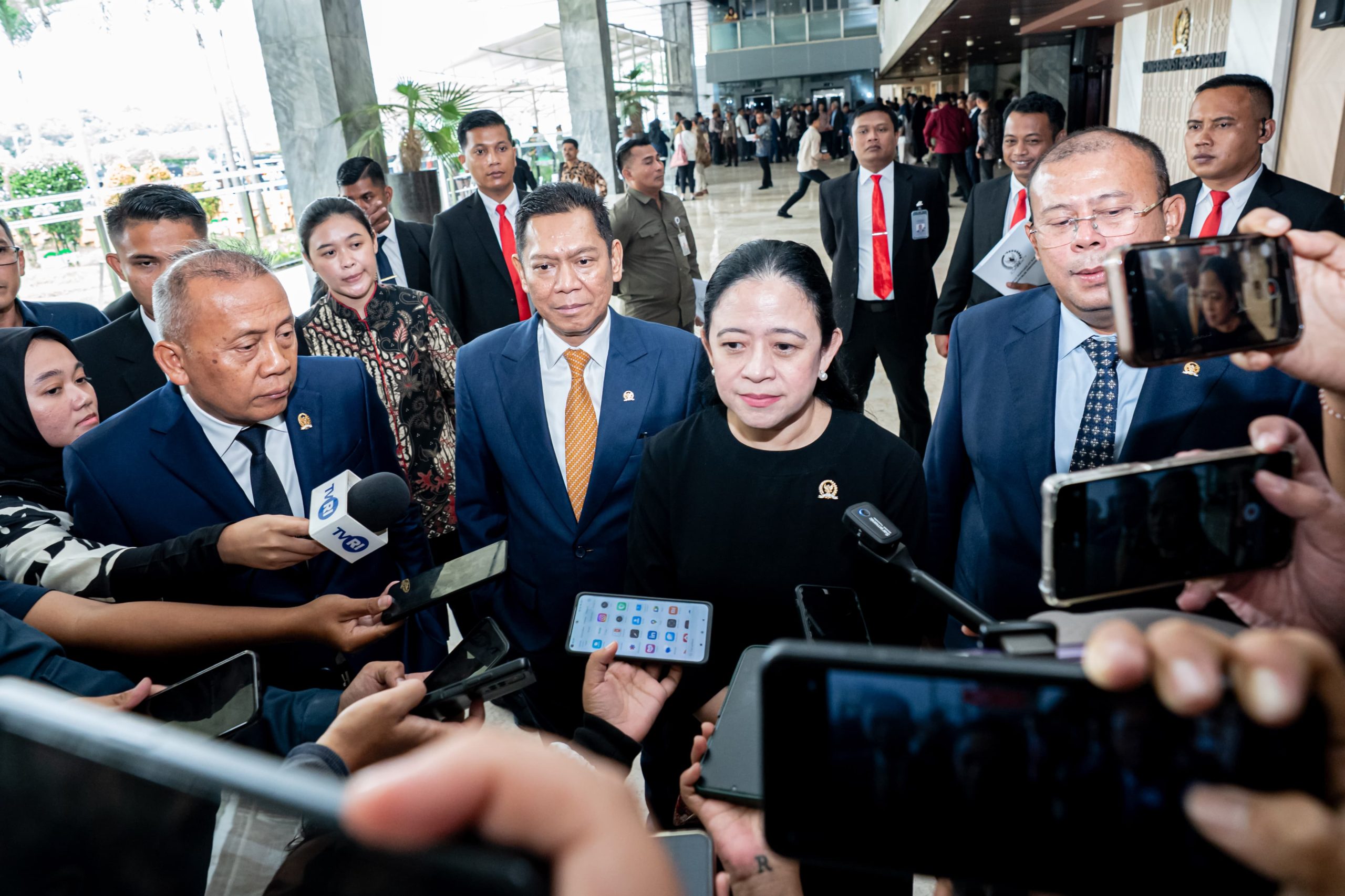 Ketua DPR RI Puan Maharani saat diwawancara awak media usai memimpin Rapat Paripurna DPR RI ke-18 di Gedung Nusantara II, Senayan, Jakarta, Selasa (20/5/2025). Foto: bonis/vel.
