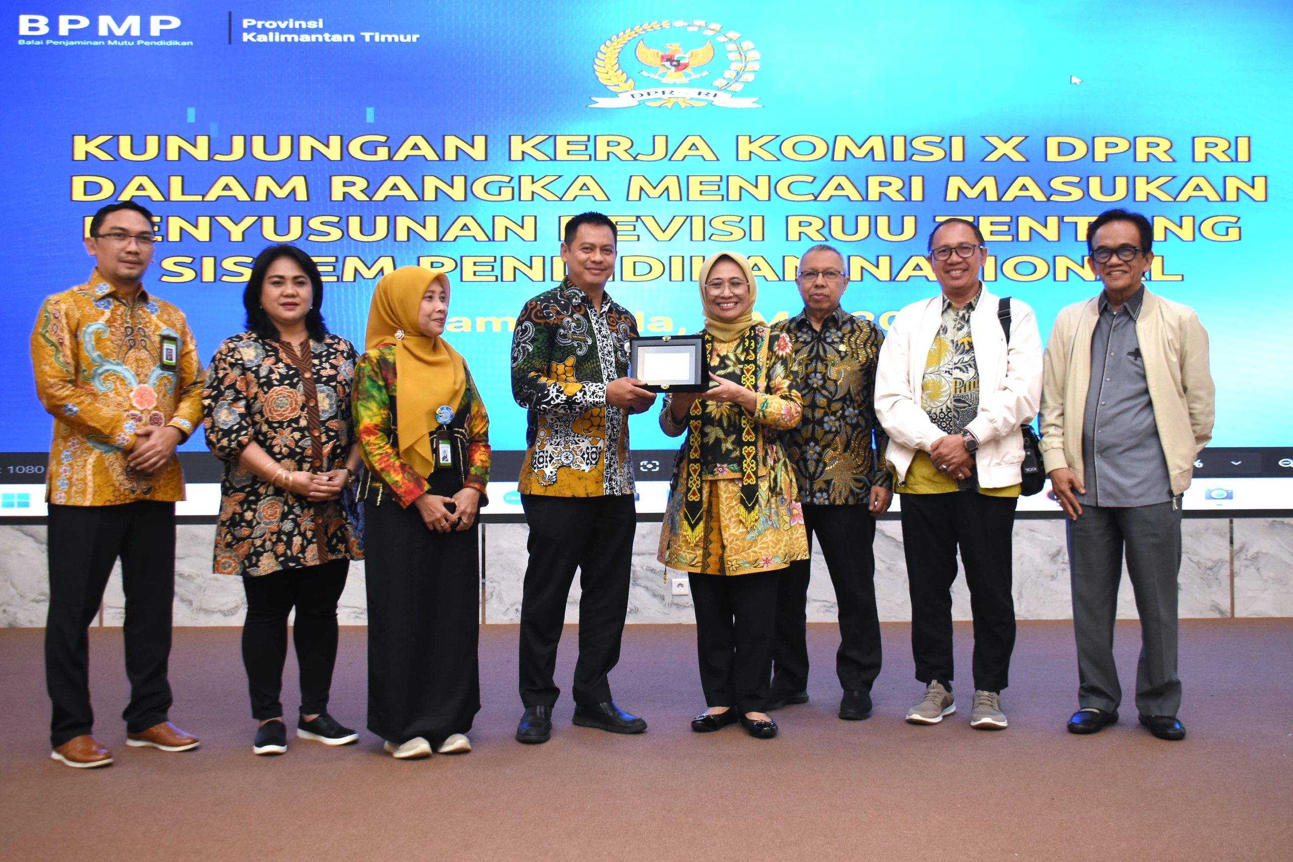 Ketua Komisi X DPR RI, Hetifah Sjaifudian, bersama tim saat Kunjungan Kerja Komisi X ke Samarinda, Kalimantan Timur, Kamis (9/5/2025). Foto: Runi/vel.
