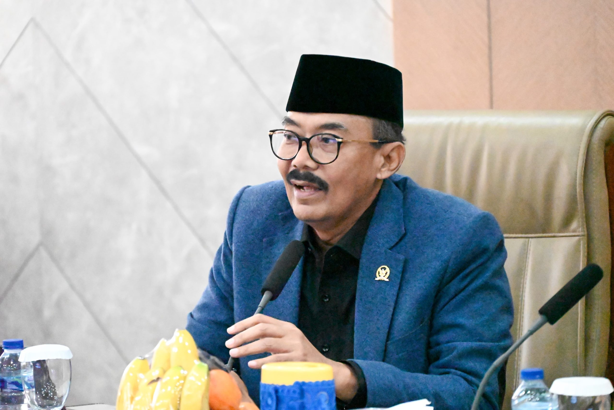 Wakil Ketua Mahkamah Kehormatan Dewan (MKD) DPR RI Agung Widyantoro saat sosialisasi Tanda Nomor Kendaraan Bermotor (TNKB) di Karawang, Jawa Barat, Senin (28/04/2025). Foto: Nadya/vel.