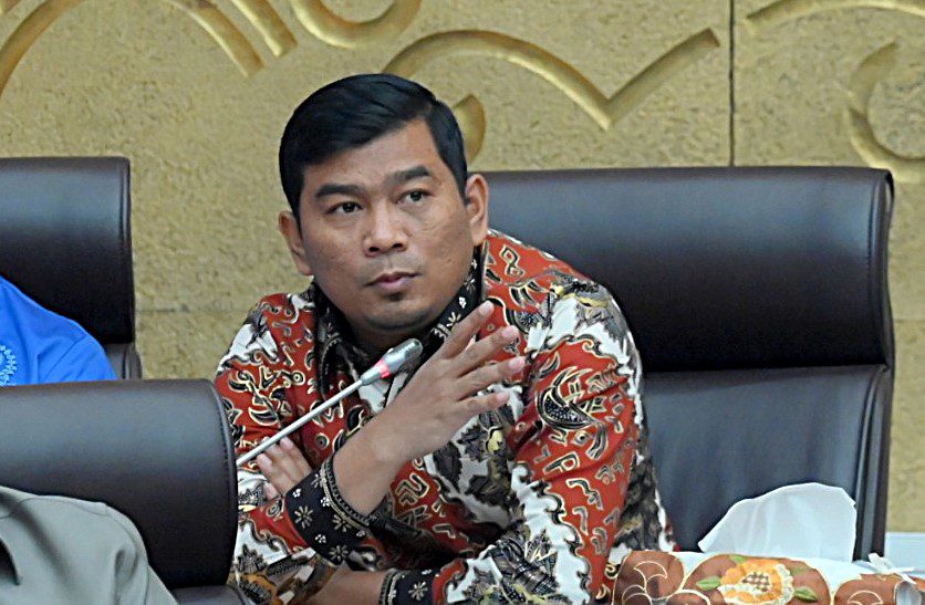 Anggota Komisi XII DPR RI Rocky Chandra dalam rapat yang berlangsung di Ruang Rapat Komisi XII, Gedung Nusantara I DPR RI, Senayan, Jakarta, Kamis (15/5/2025). Foto : Tarai/Andri.