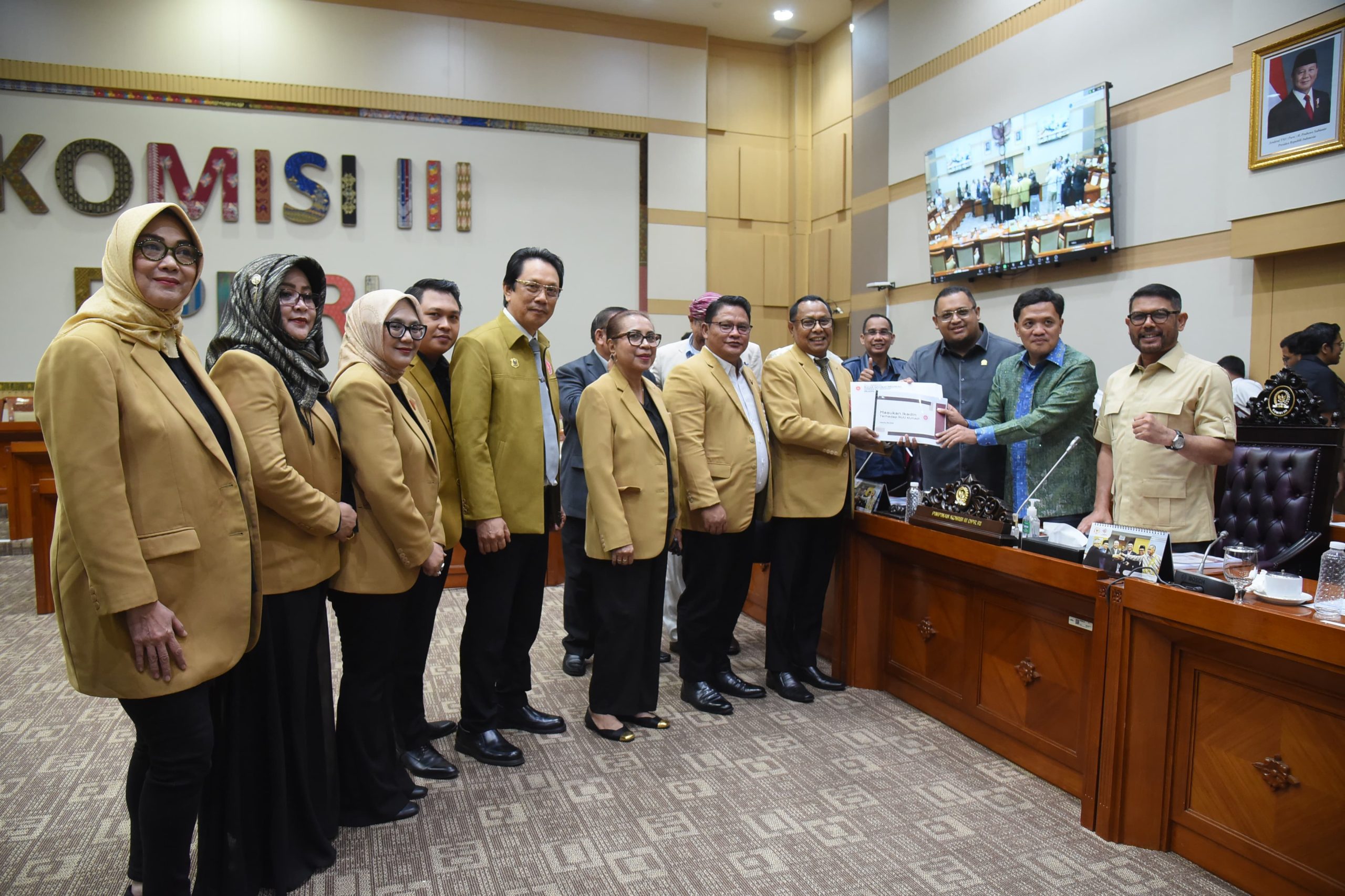 Anggota Komisi III DPR RI Nasir Djamil foto bersama usai RDPU dengan IKADIN, guna memperkaya penyusunan Revisi Kitab Undang-Undang Hukum Acara Pidana (KUHAP), di Gedung Nusantara I, Senayan, Jakarta, Senin (19/5/2025). Foto : Devi/Andri.