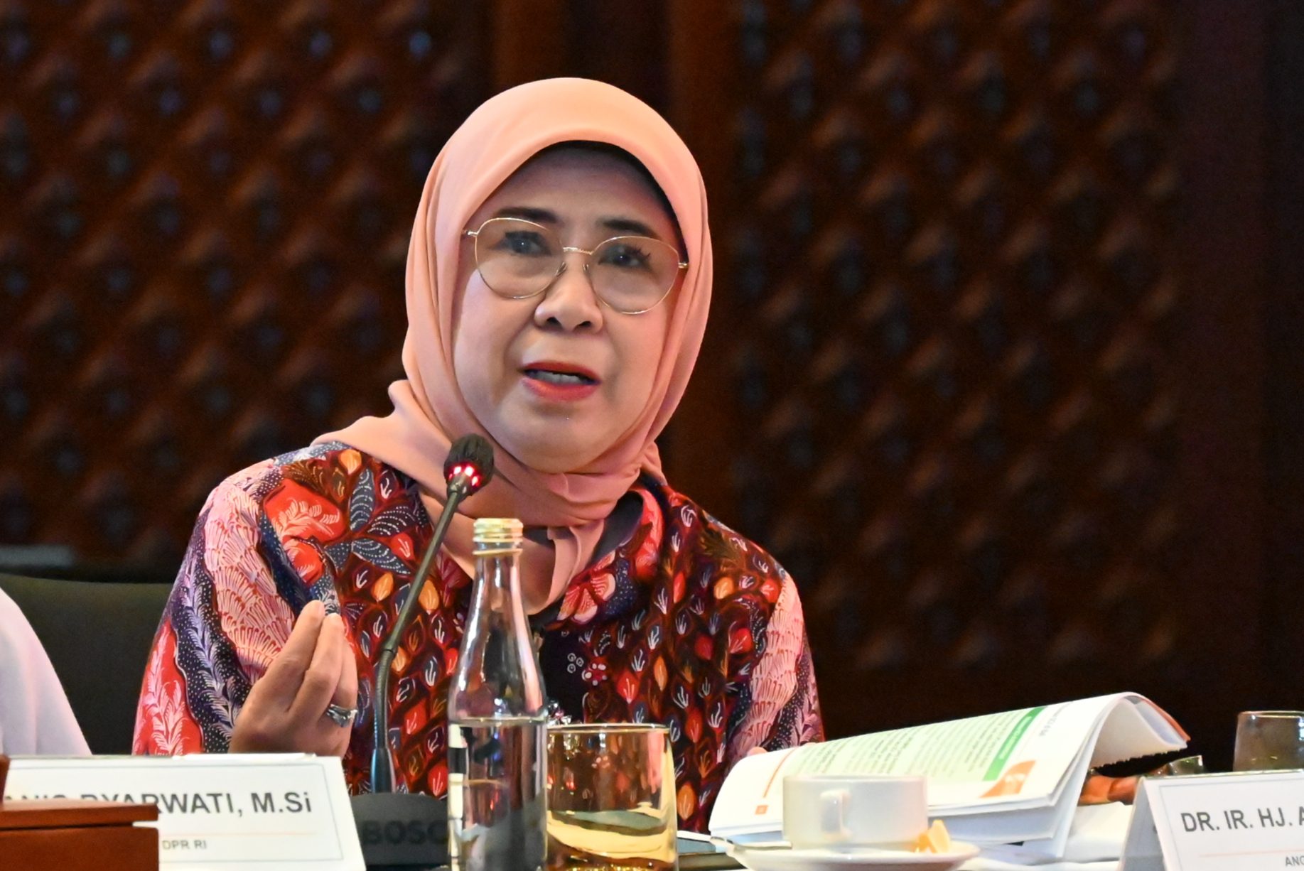 Anggota Komisi XI DPR RI, Andi Yuliani Paris, sat mengikuti kunjungan kerja spesifik Komisi XI dengan LPS di Denpasar, Bali, Kamis (2/5/2025). Foto: Balggys/vel.