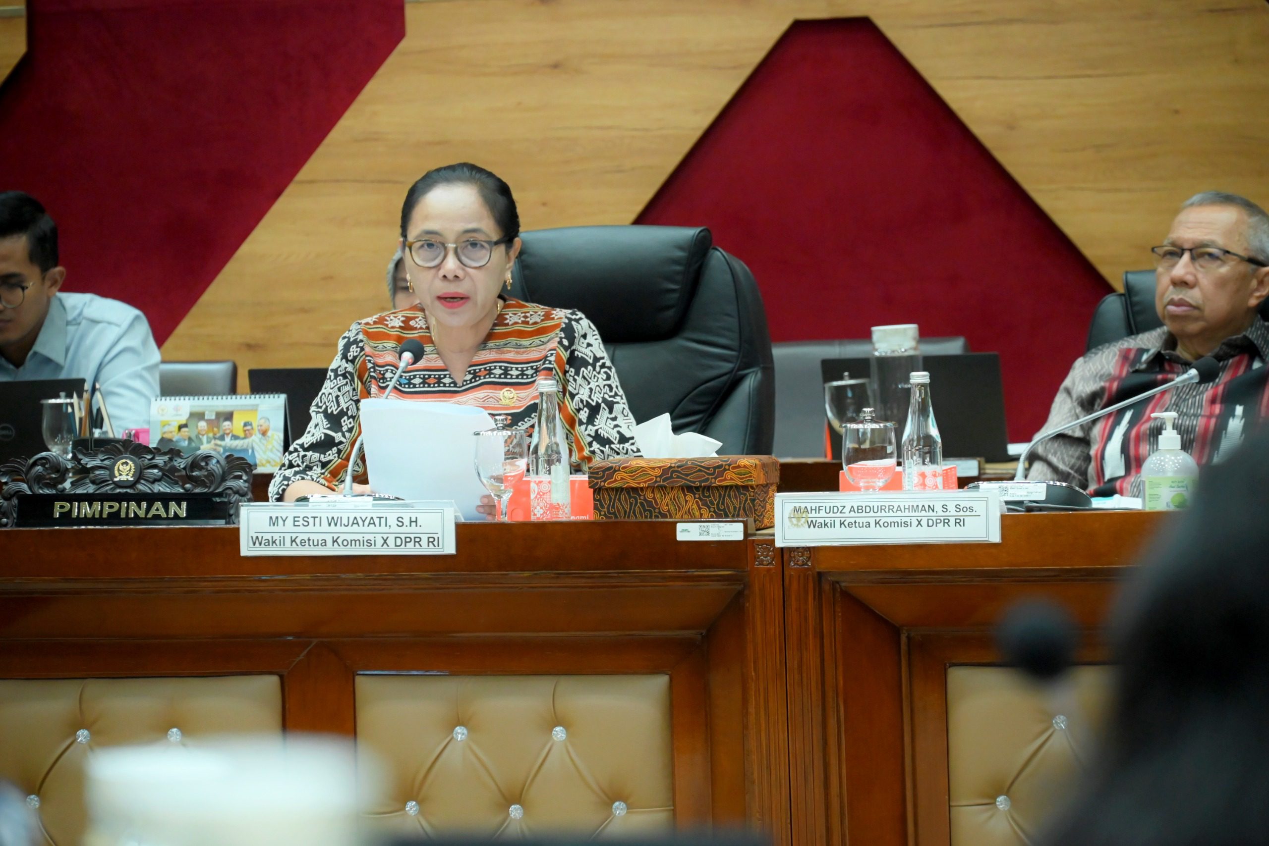Wakil Ketua Komisi X DPR RI MY Esti Wijayati saat membuka Rapat Dengar Pendapat Umum (RDPU) Panitia Kerja (Panja) Pendidikan di Daerah 3T dan Marginal Komisi X DPR RI berbareng sejumlah organisasi masyarakat sipil di bagian pendidikan di Kompleks Parlemen, Jakarta, Senin (5/5/2025). Foto: Tari/vel.