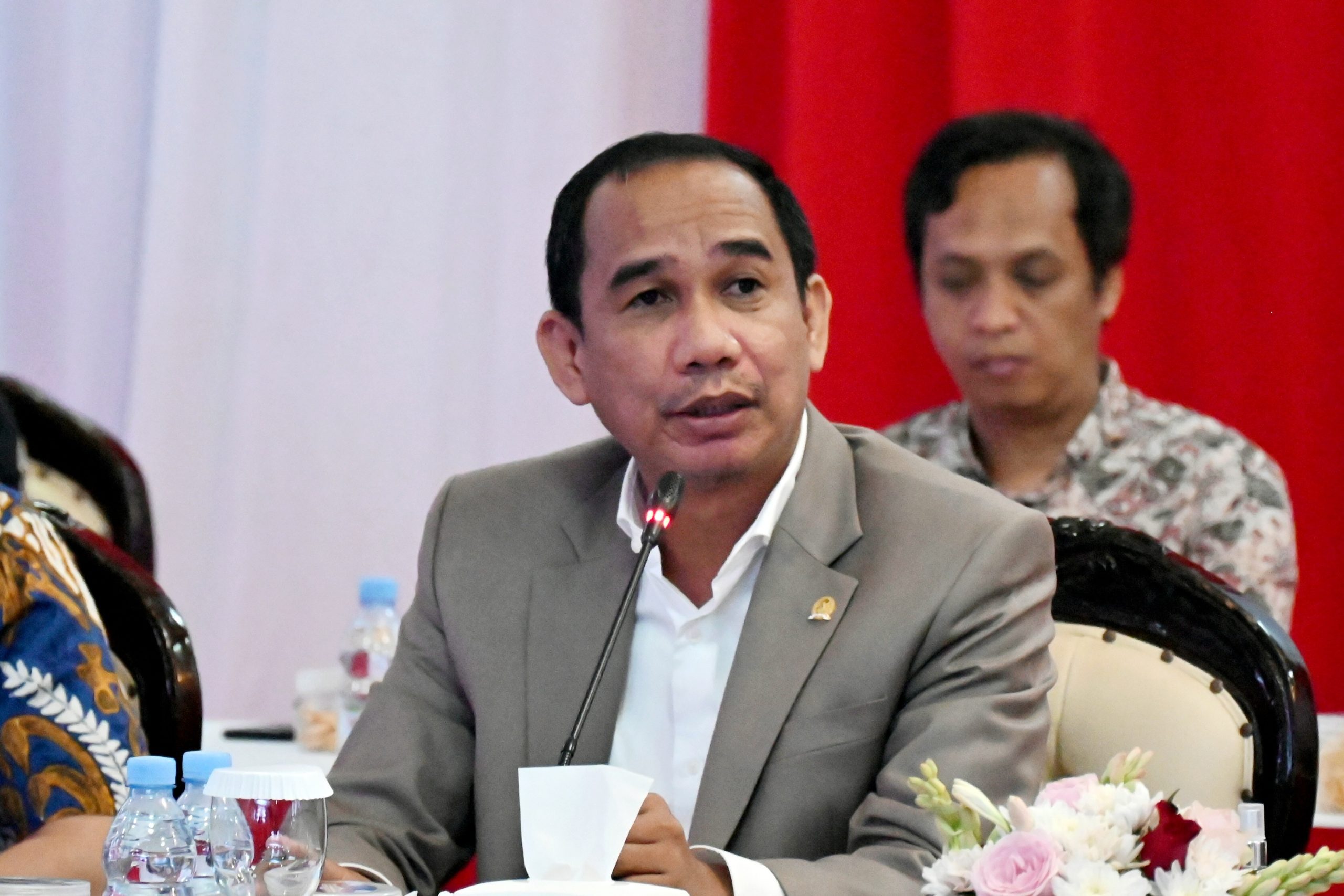 Anggota Komisi III DPR RI Rudianto Lallo saat mengikuti pertemuan dengan Kapolda Metro di Jakarta, Kamis (8/5/2025). Foto: Husen/vel.