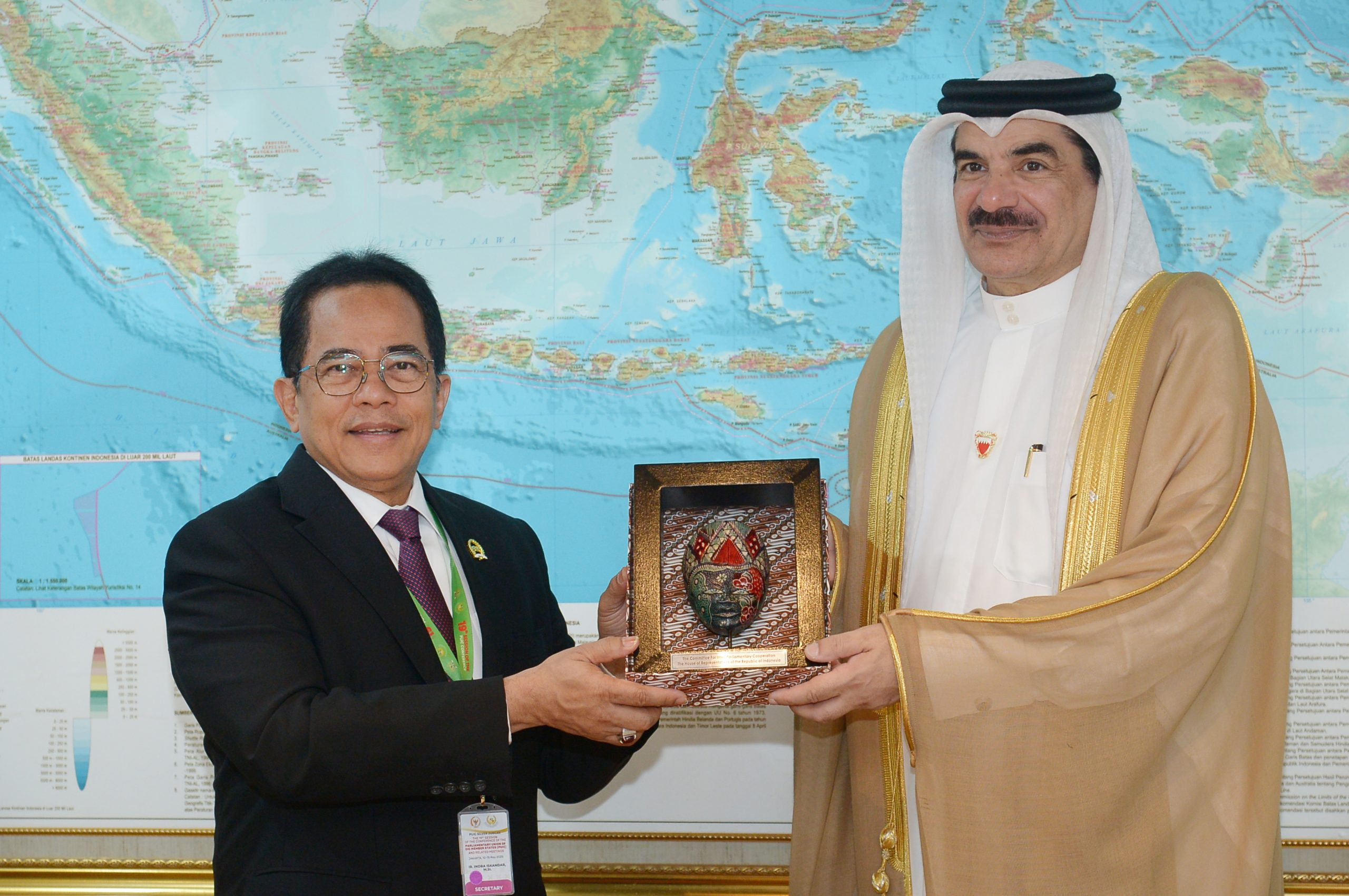 Sekretaris Jenderal DPR RI Indra Iskandar bertukar cinderamata usai pertemuan bilateral dengan Sekretaris Jenderal Parlemen Bahrain Mohamed Ibrahim Al sisi Al Buainain di sela pelaksanaan Konferensi ke-19 Persatuan Parlemen Anggota OKI (Organisasi Kerja Sama Islam) atau Parliamentary Union of the OIC Member States (PUIC) di Gedung Nusantara II, DPR RI, Senayan, Jakarta, Senin (12/5/2025). Foto : Runi/Andri.