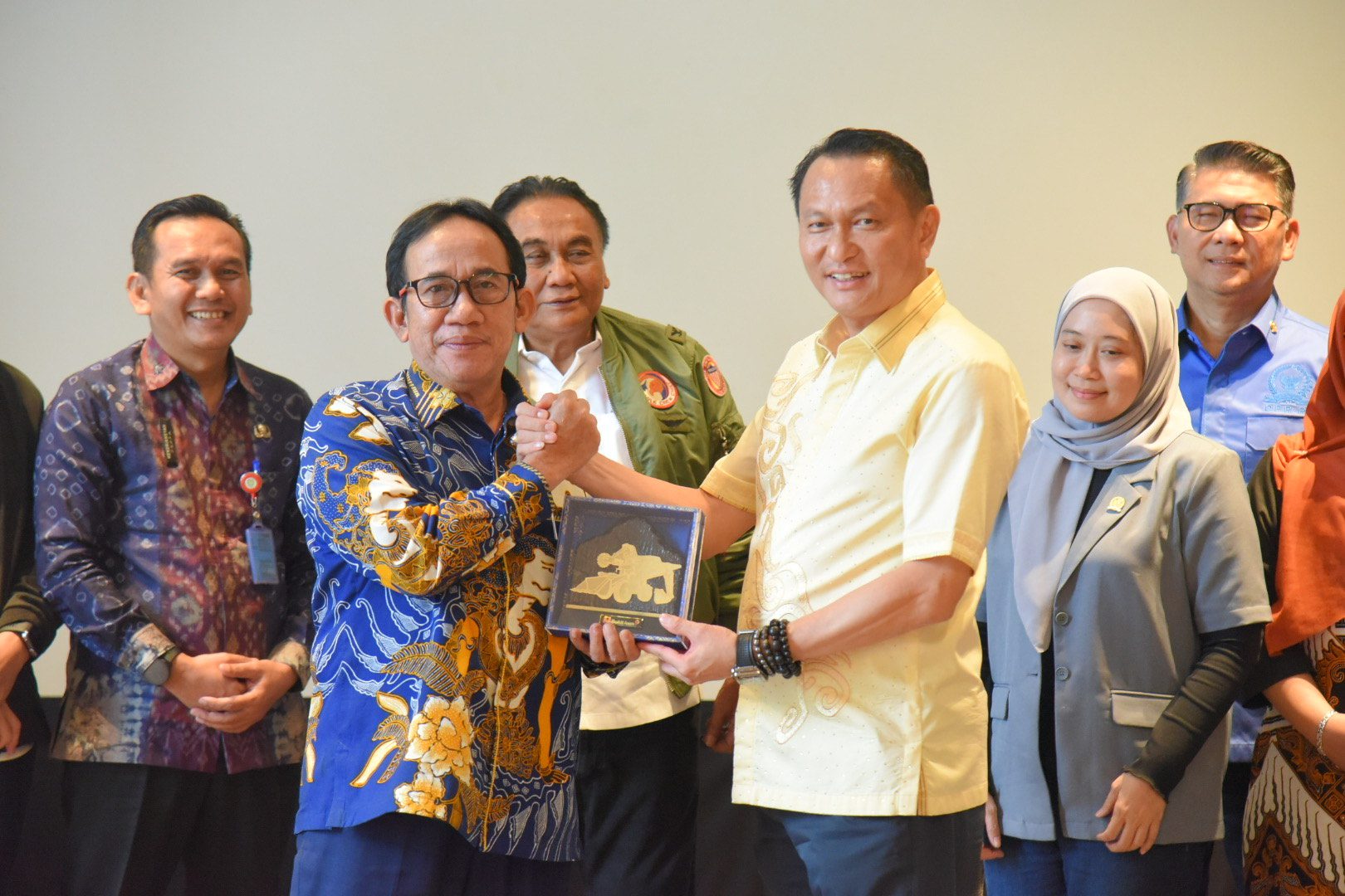 Ketua Komisi XII DPR RI, Bambang Patijaya, saat bertukar cenderamata di sela-sela pertemuan Kunjungan Kerja Komisi XII DPR RI ke Palembang, Sumatera Selatan, Kamis (8/5/2025). Foto: Ubed/vel.