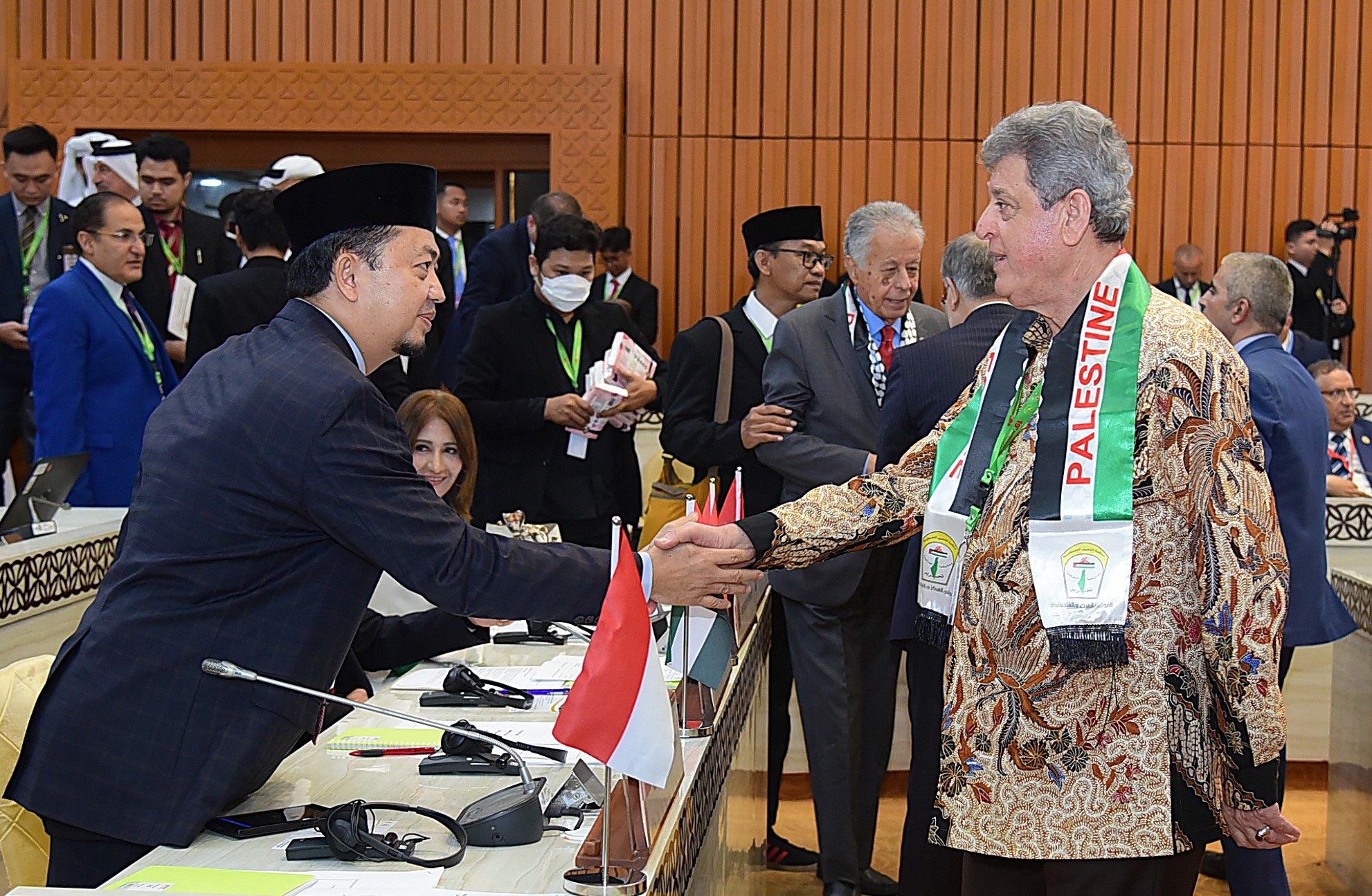 Duta Besar Negara Palestina untuk Indonesia, (H.E.) Dr. Zuhair Alshun (kanan) saat menghadiri Sidang Komite Tetap Politik dan Hubungan Luar Negeri Konferensi ke-19 PUIC (Parliamentary Union of the OIC Member States) di Gedung Nusantara, DPR RI Senayan, Jakarta. Foto : Oji/Andri.