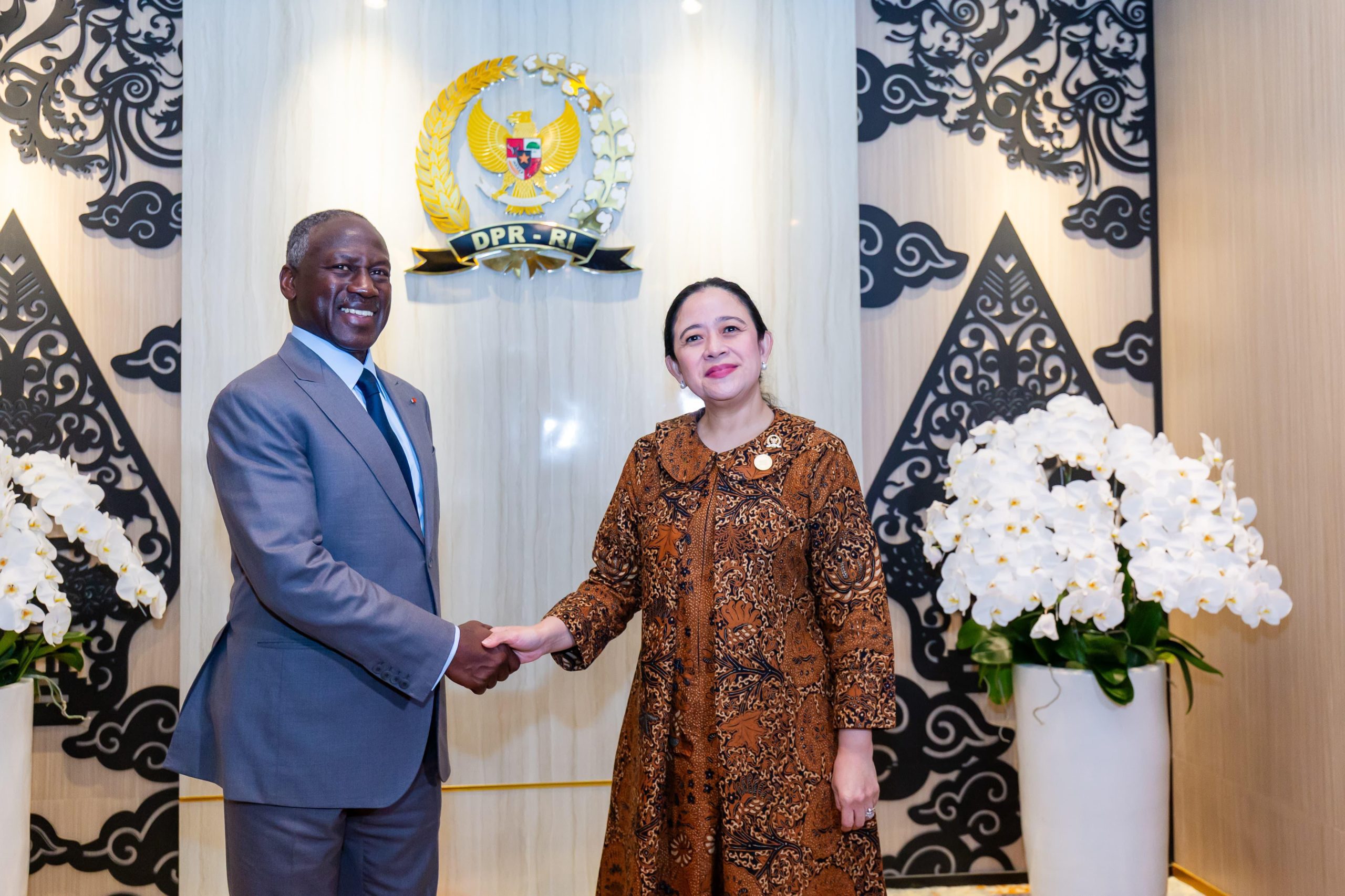 Ketua DPR RI Puan Maharani saat melakukan pertemuan bilateral dengan Ketua Majelis Nasional Pantai Gading, Adama Bictogo di Ruang Delegasi DPR RI, Kompleks Parlemen, Senayan, Jakarta, Kamis (15/5/2025). Foto: Ist/vel.