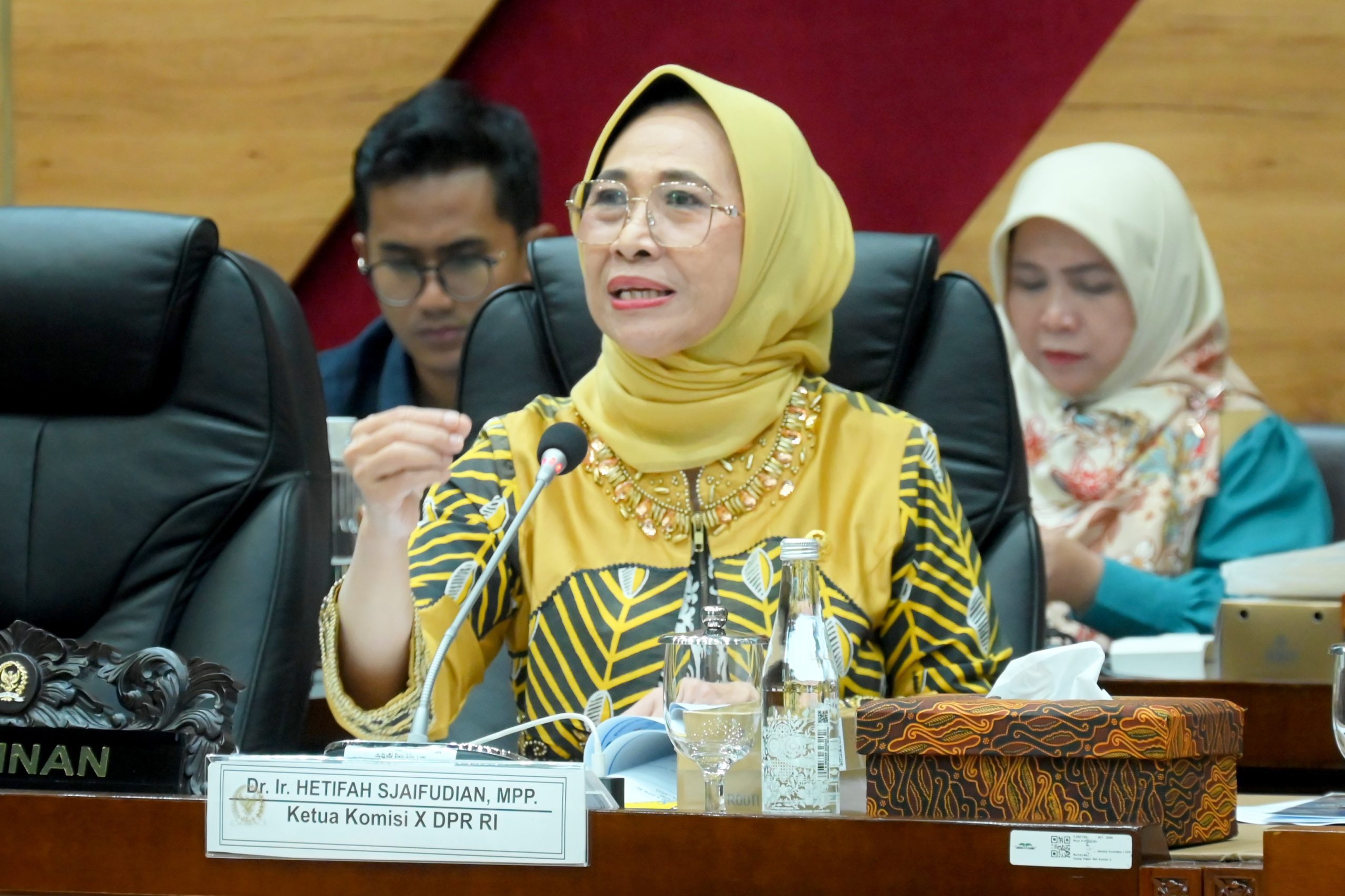 Ketua Komisi X DPR RI Hetifah Sjaifudian, saat Rapat Dengar Pendapat Umum (RDPU) Panitia Kerja (Panja) RUU Sisdiknas bersama sejumlah pejabat Kementerian Pendidikan, Kebudayaan, Riset, dan Teknologi serta pemangku kepentingan bidang pendidikan anak usia dini (PAUD), di Kompleks DPR RI, Selasa (6/6/2025). Foto: Mentari/vel.