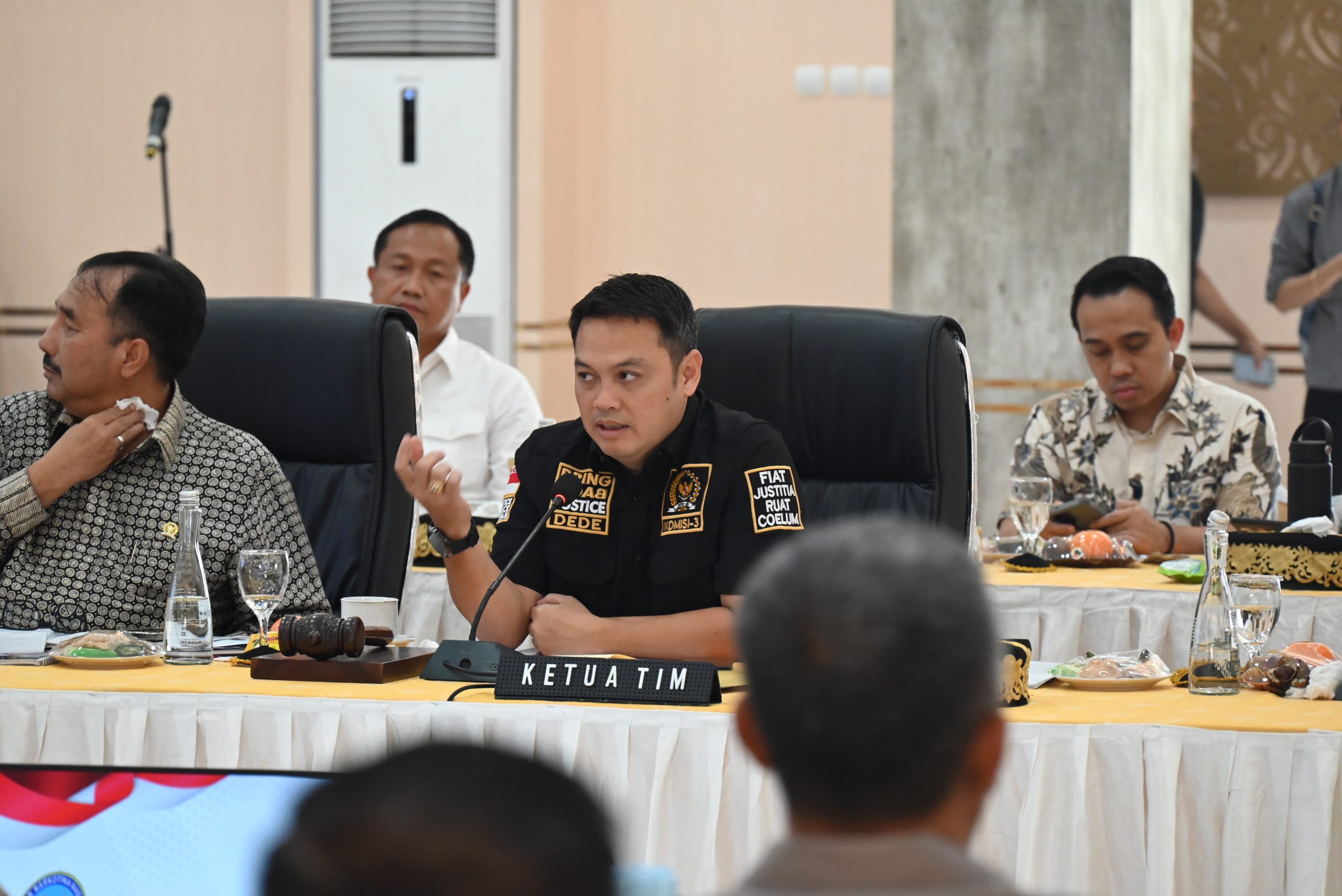 Wakil Ketua Komisi III DPR RI, Dede Indra Permana Soediro, saat memimpin rapat kerja Komisi III bersama Kapolda Jawa Tengah, Kejati, dan Kepala BNNP Jawa Tengah di Semarang, Kamis (08/05/2025). Foto: Singgih/vel.